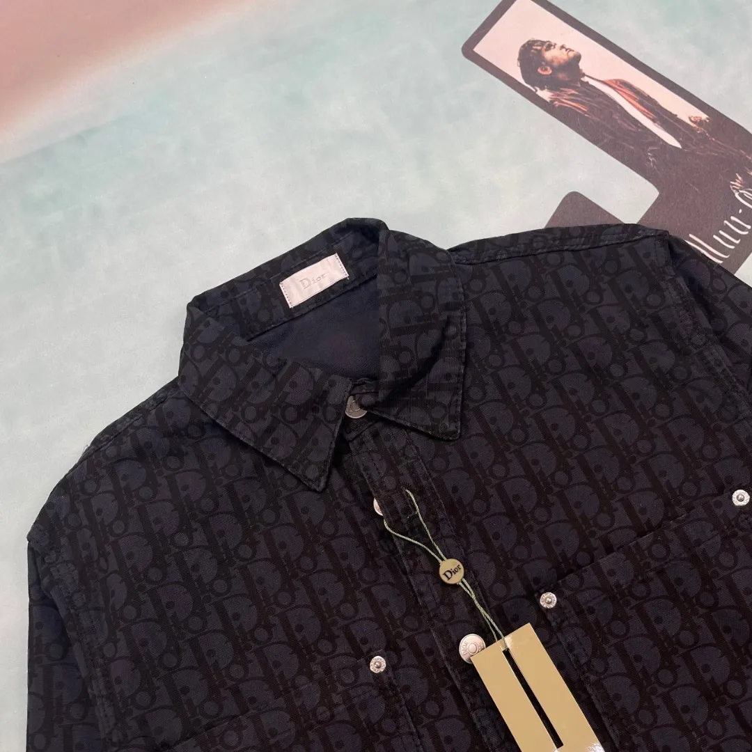 🅿️310 🔘Model No.-DR202 🔘Dior𝐃𝐨𝐢𝐫 CD presbyopic dark pattern jacquard denim long-sleeved shirt* This is really amazing, full of craftsmanship details! It uses 100% custom-dyed pure cotton denim, with black as the base tone, and the length of the warp and weft yarns of the space dyeing are exactly the same as the original. The all-over discharge dyeing process, as well as positioning cutting and pattern sewing, are ultra-fine. The texture is thick, with strong twill texture and clear lines. After special washing process, it feels soft to the touch. The button placket is silver-plated and has I-shaped buttons engraved with the logo. The hardware accessories are super exquisite. The three-label auxiliary materials are complete, including the Nissan Triangle landmark and the customized original washing water label. This shirt perfectly combines the luxurious style of Dior with the casual style of denim. Whether worn alone or in combination, it can easily achieve a sense of fashion. It is a treasured item to enhance your dressing taste. The matching suggestions are as follows: Advanced workplace style: Wear a white slim-fitting inner layer, black straight suit pants, a pair of black high heels, and this Dior denim shirt. Tuck the hem of the shirt into the pants. It is smart yet elegant, suitable for workplace commuting. Trendy street style: Wear a colorful printed T-shirt underneath, a pair of ripped jeans, and a pair of high-top sneakers, such as Vans classics. Tie a Dior denim shirt casually around your waist to instantly create a street trend. Casual holiday style: Wear a pair of light-colored linen wide-leg pants on the lower body, a pair of flat sandals on the feet, and wear this denim shirt open. You can choose a simple camisole underneath. Wear it like this when going on vacation, which is comfortable and fashionable.  Size: S M L (46.48.50) Color: Navy blue