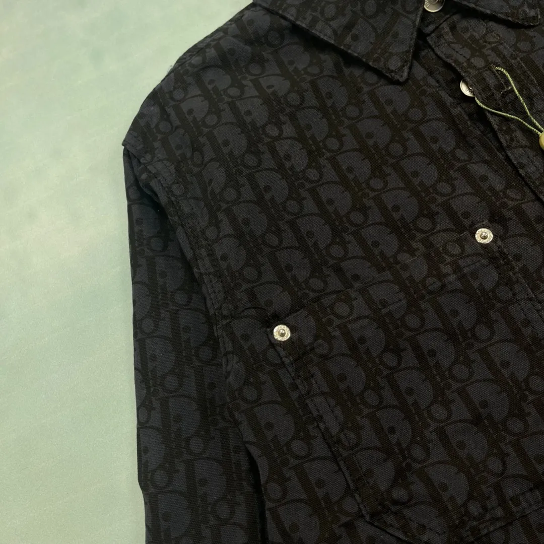 🅿️310 🔘Model No.-DR202 🔘Dior𝐃𝐨𝐢𝐫 CD presbyopic dark pattern jacquard denim long-sleeved shirt* This is really amazing, full of craftsmanship details! It uses 100% custom-dyed pure cotton denim, with black as the base tone, and the length of the warp and weft yarns of the space dyeing are exactly the same as the original. The all-over discharge dyeing process, as well as positioning cutting and pattern sewing, are ultra-fine. The texture is thick, with strong twill texture and clear lines. After special washing process, it feels soft to the touch. The button placket is silver-plated and has I-shaped buttons engraved with the logo. The hardware accessories are super exquisite. The three-label auxiliary materials are complete, including the Nissan Triangle landmark and the customized original washing water label. This shirt perfectly combines the luxurious style of Dior with the casual style of denim. Whether worn alone or in combination, it can easily achieve a sense of fashion. It is a treasured item to enhance your dressing taste. The matching suggestions are as follows: Advanced workplace style: Wear a white slim-fitting inner layer, black straight suit pants, a pair of black high heels, and this Dior denim shirt. Tuck the hem of the shirt into the pants. It is smart yet elegant, suitable for workplace commuting. Trendy street style: Wear a colorful printed T-shirt underneath, a pair of ripped jeans, and a pair of high-top sneakers, such as Vans classics. Tie a Dior denim shirt casually around your waist to instantly create a street trend. Casual holiday style: Wear a pair of light-colored linen wide-leg pants on the lower body, a pair of flat sandals on the feet, and wear this denim shirt open. You can choose a simple camisole underneath. Wear it like this when going on vacation, which is comfortable and fashionable.  Size: S M L (46.48.50) Color: Navy blue