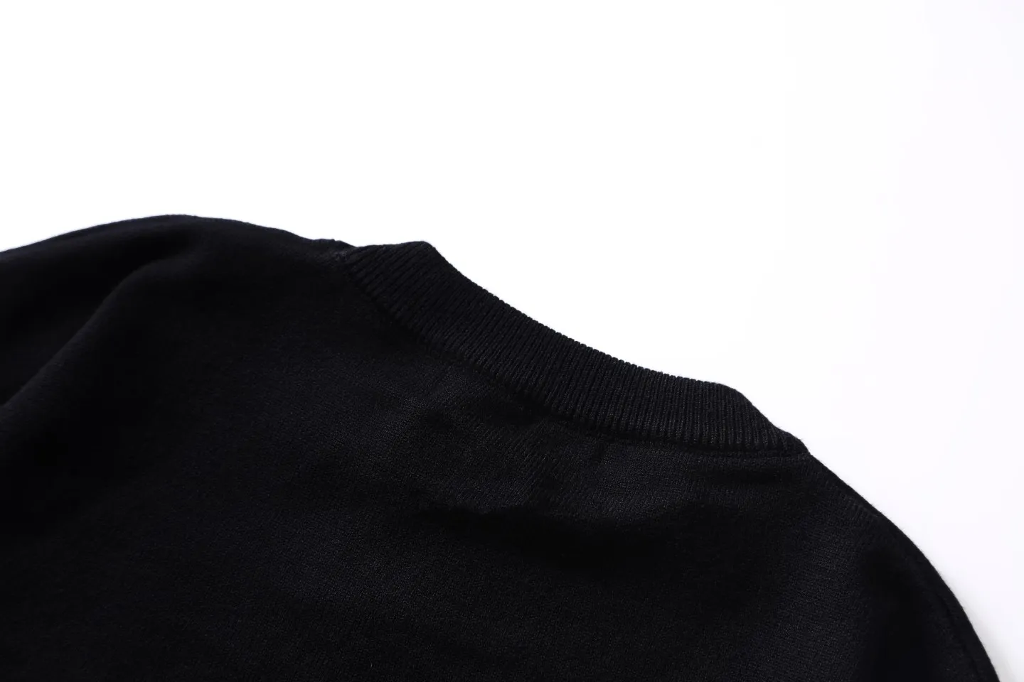 🅿️250 DIOR High-quality classic jacquard knitted sweater casual top for couples Dior classic series Exquisite and delicate craftsmanship The fabric is silky and super breathable, comfortable to the touch, high-grade and supple. Spun knitted elastic fabric is light and breathable without any sense of restraint. It is very youthful and energetic. Both men and women can easily control it. It is very in line with the fashion aesthetic concept of today's young people. The wearing effect is invincible, beautiful and handsome. A must-have for autumn and winter couples. Complete three standards. Same style for men and women. Model D8933 Color: Black White Size: S M L XL