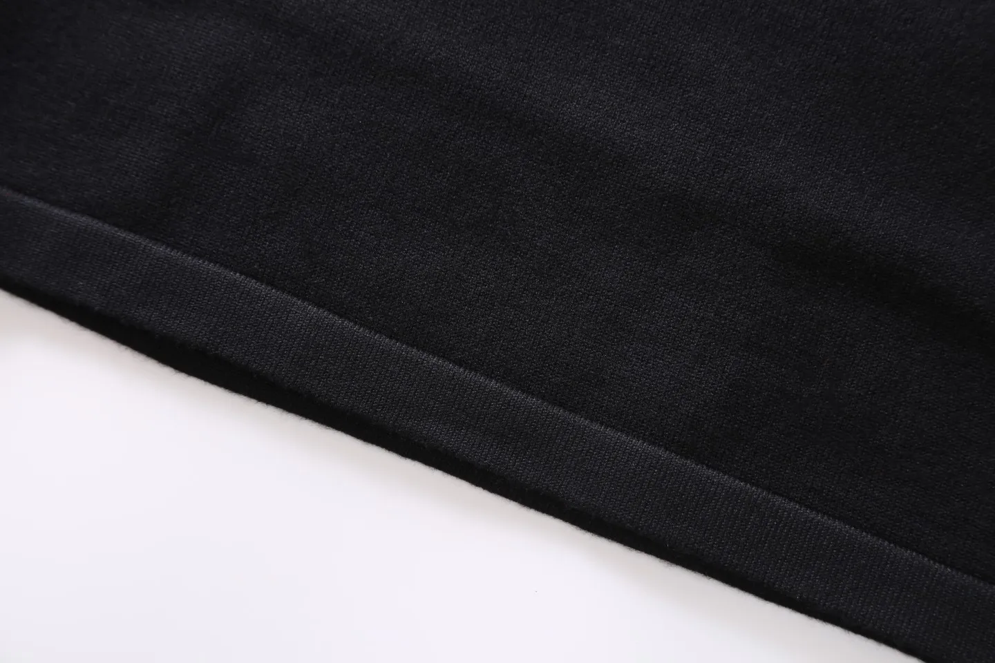 🅿️250 DIOR High-quality classic jacquard knitted sweater casual top for couples Dior classic series Exquisite and delicate craftsmanship The fabric is silky and super breathable, comfortable to the touch, high-grade and supple. Spun knitted elastic fabric is light and breathable without any sense of restraint. It is very youthful and energetic. Both men and women can easily control it. It is very in line with the fashion aesthetic concept of today's young people. The wearing effect is invincible, beautiful and handsome. A must-have for autumn and winter couples. Complete three standards. Same style for men and women. Model D8933 Color: Black White Size: S M L XL