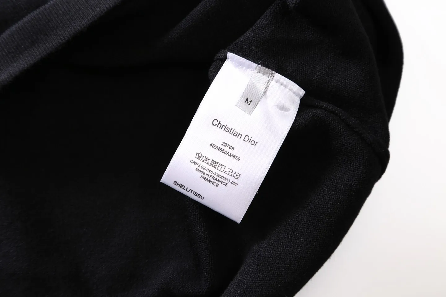 🅿️250 DIOR High-quality classic jacquard knitted sweater casual top for couples Dior classic series Exquisite and delicate craftsmanship The fabric is silky and super breathable, comfortable to the touch, high-grade and supple. Spun knitted elastic fabric is light and breathable without any sense of restraint. It is very youthful and energetic. Both men and women can easily control it. It is very in line with the fashion aesthetic concept of today's young people. The wearing effect is invincible, beautiful and handsome. A must-have for autumn and winter couples. Complete three standards. Same style for men and women. Model D8933 Color: Black White Size: S M L XL