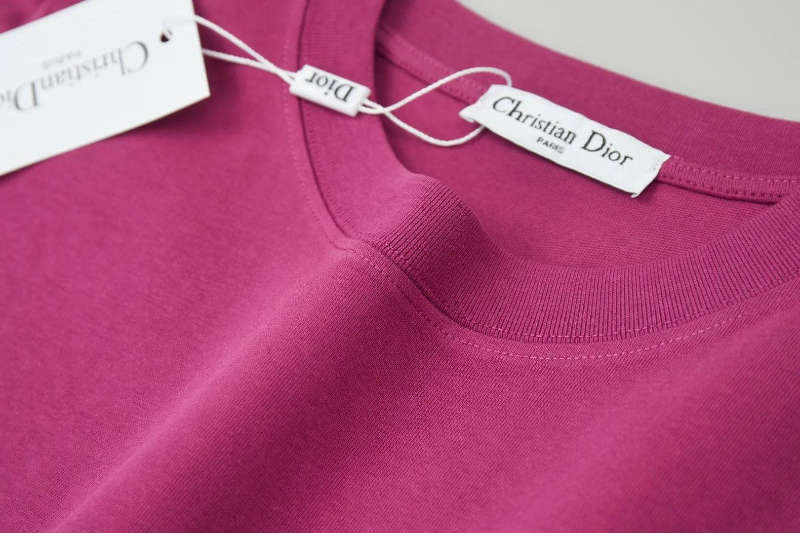 🅿️220 ✨DIO✨🆕25SS spring and summer new style Classic logo co-branded short-sleeved light luxury essential item for daily commuting for men and women Correct version Welcome to compare Detailed features · 260g 100% pure cotton double yarn jersey fabric · Custom dyed in the same cylinder, special thickened 32 double-strand 1X1 threads · Double-needle stitching cross-stitching process · Original main mark, washed tag, brand moisture-proof paper packaging Color: wine purple/black/military green/white/cyan/pink/ Size: S/M/L/XL
