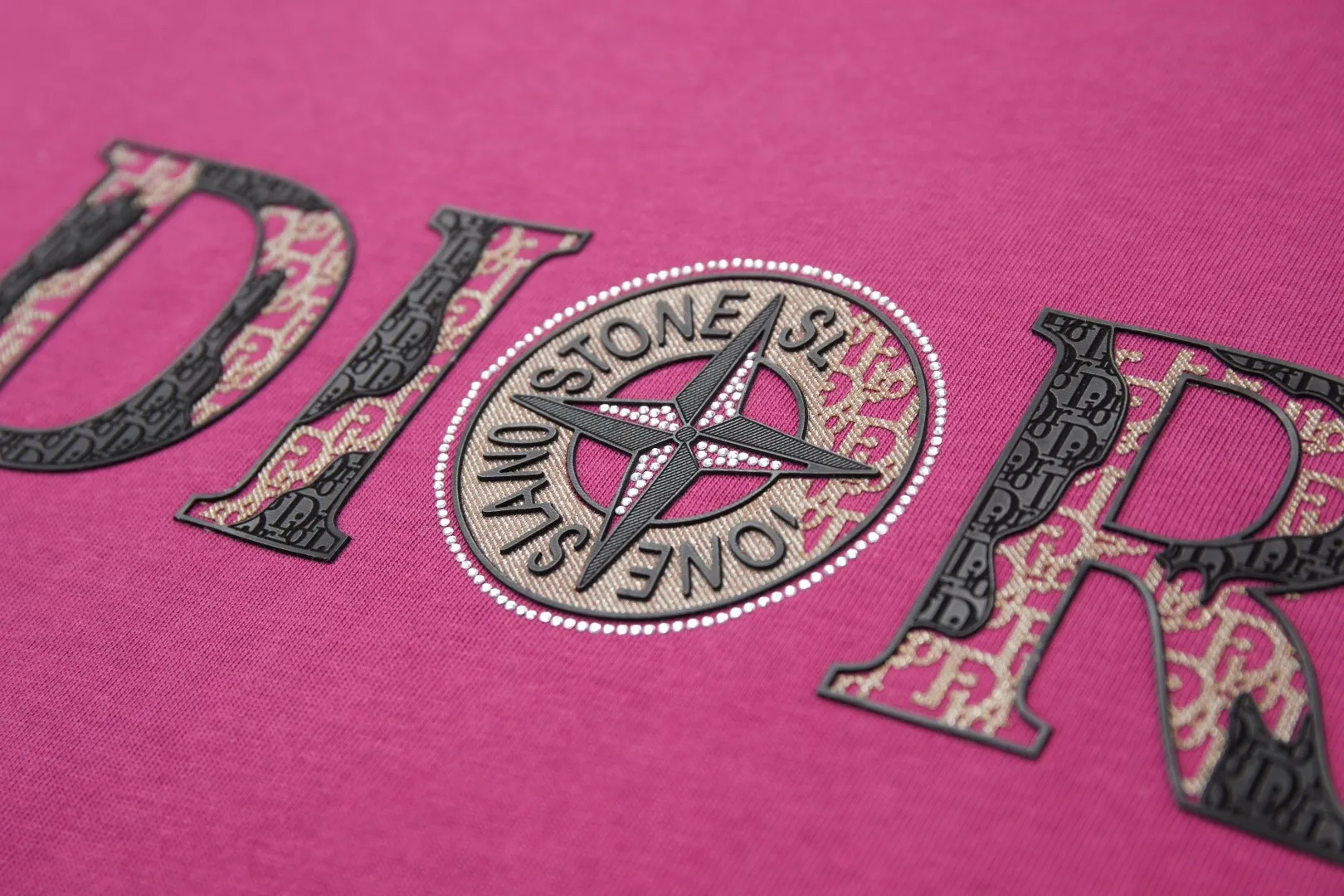 🅿️220 ✨DIO✨🆕25SS spring and summer new style Classic logo co-branded short-sleeved light luxury essential item for daily commuting for men and women Correct version Welcome to compare Detailed features · 260g 100% pure cotton double yarn jersey fabric · Custom dyed in the same cylinder, special thickened 32 double-strand 1X1 threads · Double-needle stitching cross-stitching process · Original main mark, washed tag, brand moisture-proof paper packaging Color: wine purple/black/military green/white/cyan/pink/ Size: S/M/L/XL