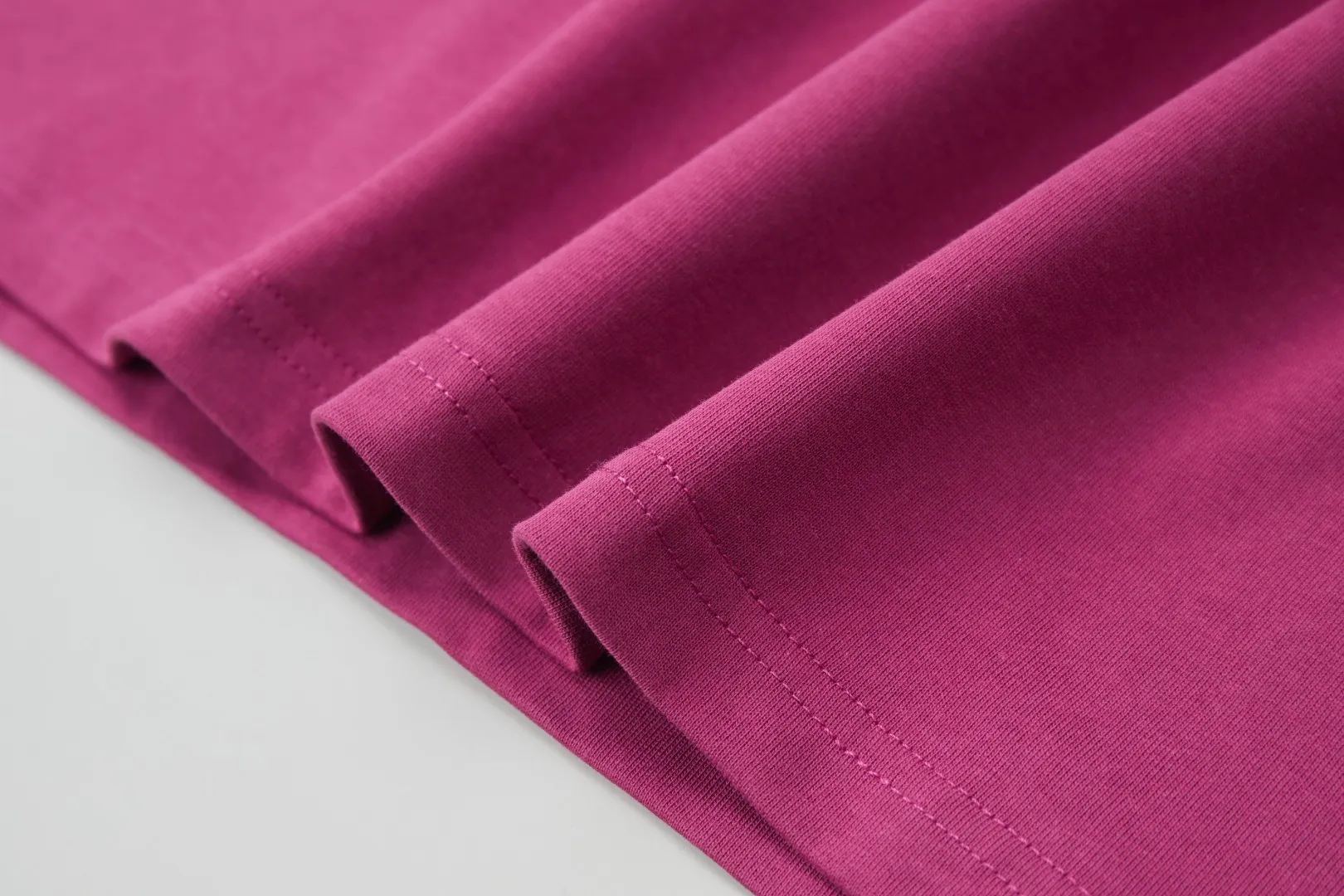 🅿️220 ✨DIO✨🆕25SS spring and summer new style Classic logo co-branded short-sleeved light luxury essential item for daily commuting for men and women Correct version Welcome to compare Detailed features · 260g 100% pure cotton double yarn jersey fabric · Custom dyed in the same cylinder, special thickened 32 double-strand 1X1 threads · Double-needle stitching cross-stitching process · Original main mark, washed tag, brand moisture-proof paper packaging Color: wine purple/black/military green/white/cyan/pink/ Size: S/M/L/XL