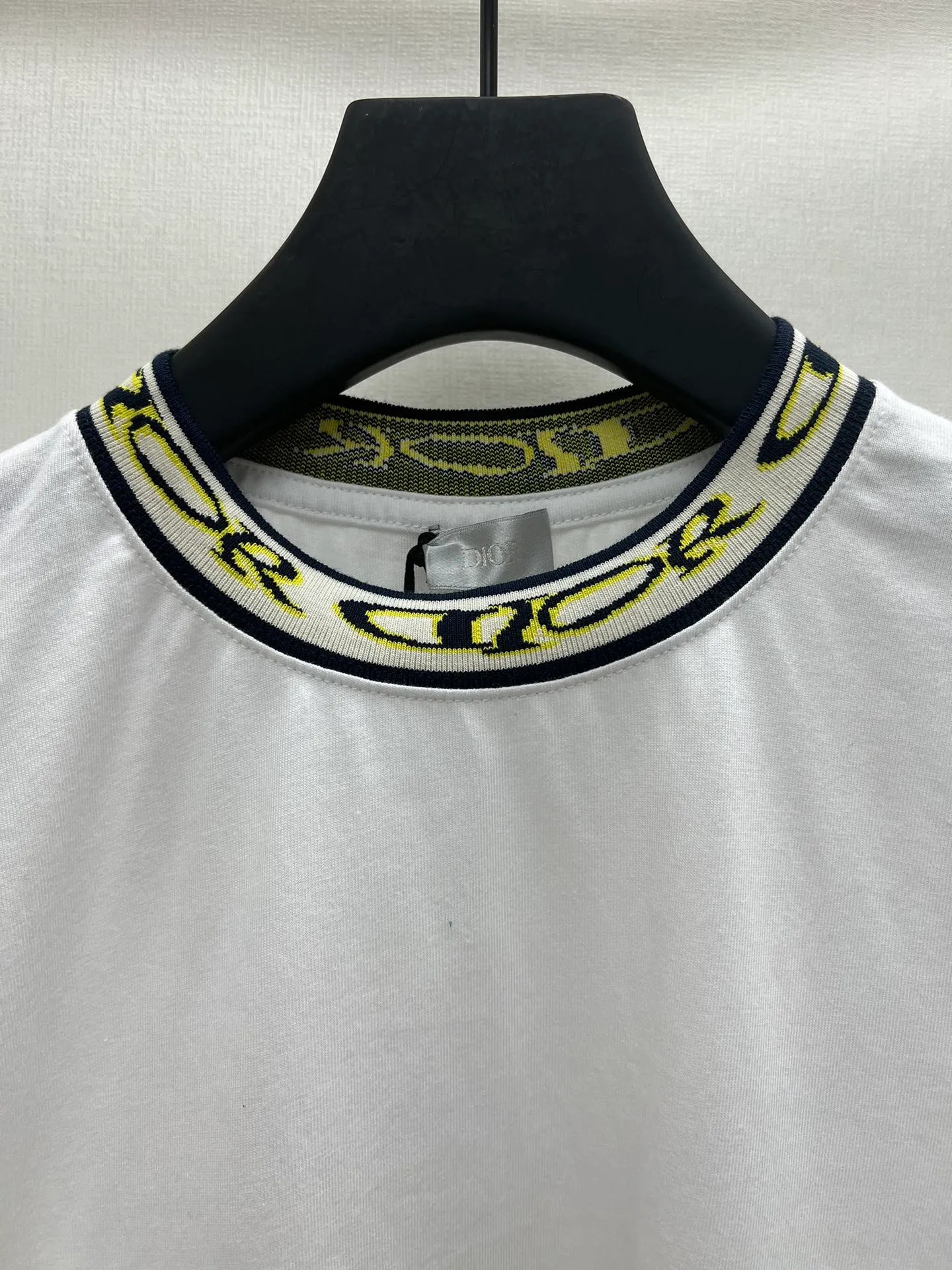 🅿️240 Dior 25ss new T-shirt is a new product of the 2025 autumn men's wear series, from the DIOR AND LEWIS HAMILTON limited series. Crafted from white cotton jersey, it has a ribbed neckline decorated with the collection's signature, a graphic reinterpretation of the Dior logo. Wear it with the collaboration's trousers for a sophisticated look. Size: S.M.L.XL.