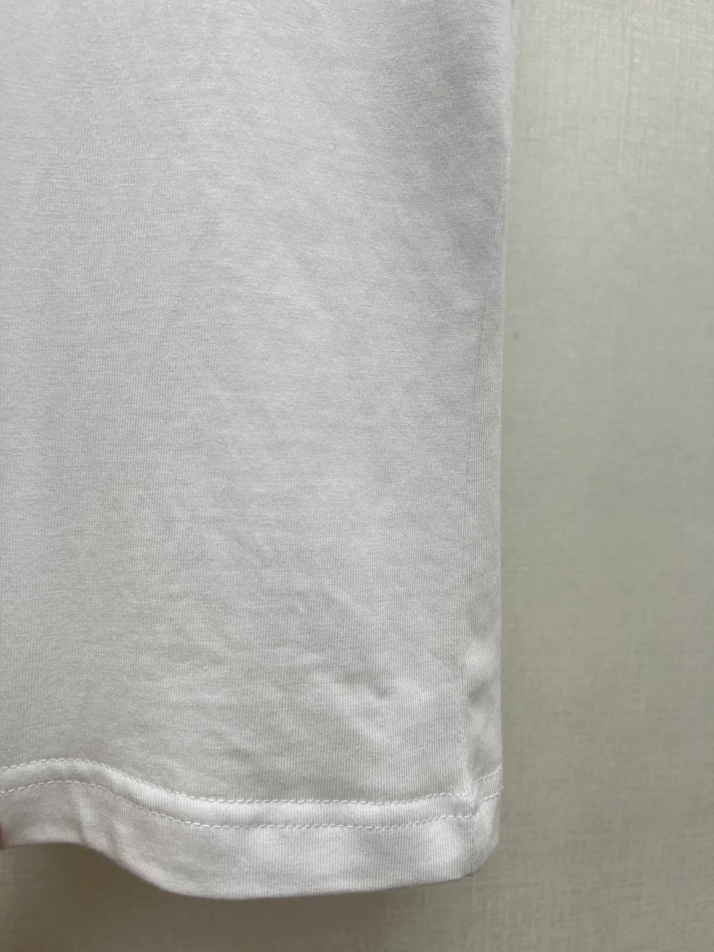🅿️240 Dior 25ss new T-shirt is a new product of the 2025 autumn men's wear series, from the DIOR AND LEWIS HAMILTON limited series. Crafted from white cotton jersey, it has a ribbed neckline decorated with the collection's signature, a graphic reinterpretation of the Dior logo. Wear it with the collaboration's trousers for a sophisticated look. Size: S.M.L.XL.