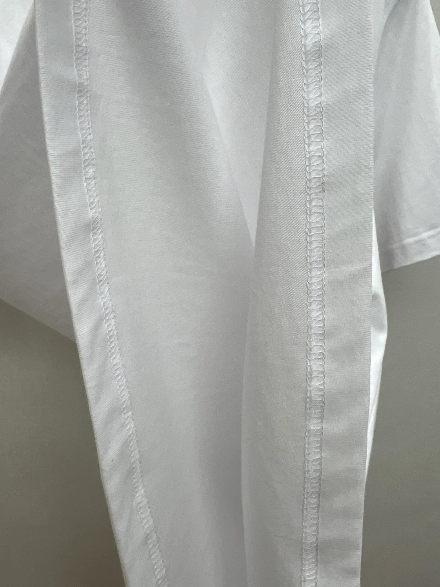 🅿️240 Dior 25ss new T-shirt is a new product of the 2025 autumn men's wear series, from the DIOR AND LEWIS HAMILTON limited series. Crafted from white cotton jersey, it has a ribbed neckline decorated with the collection's signature, a graphic reinterpretation of the Dior logo. Wear it with the collaboration's trousers for a sophisticated look. Size: S.M.L.XL.