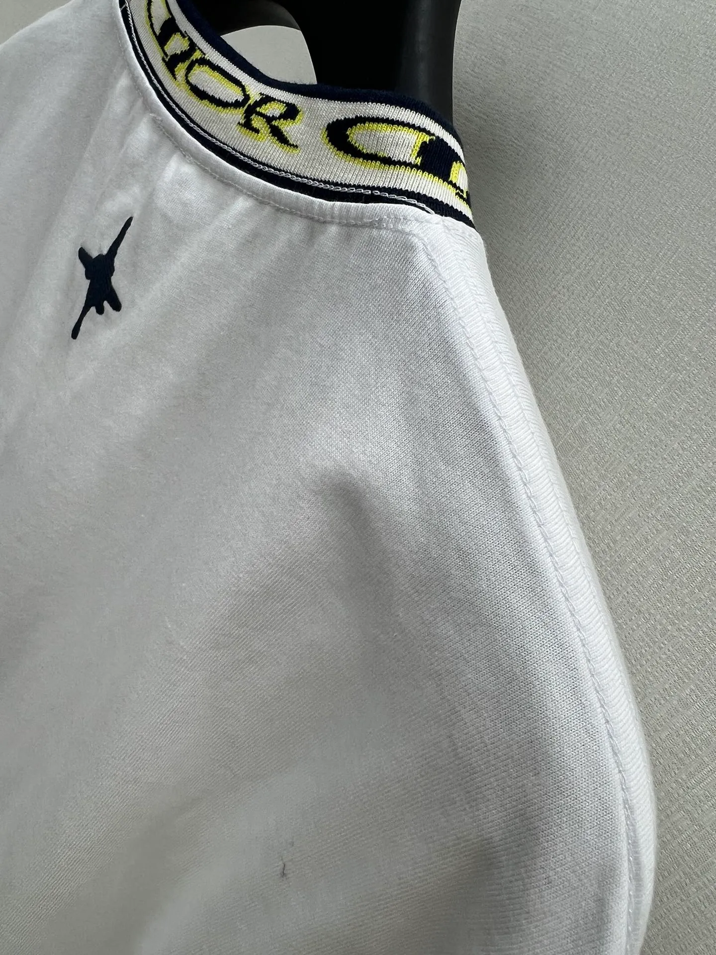 🅿️240 Dior 25ss new T-shirt is a new product of the 2025 autumn men's wear series, from the DIOR AND LEWIS HAMILTON limited series. Crafted from white cotton jersey, it has a ribbed neckline decorated with the collection's signature, a graphic reinterpretation of the Dior logo. Wear it with the collaboration's trousers for a sophisticated look. Size: S.M.L.XL.