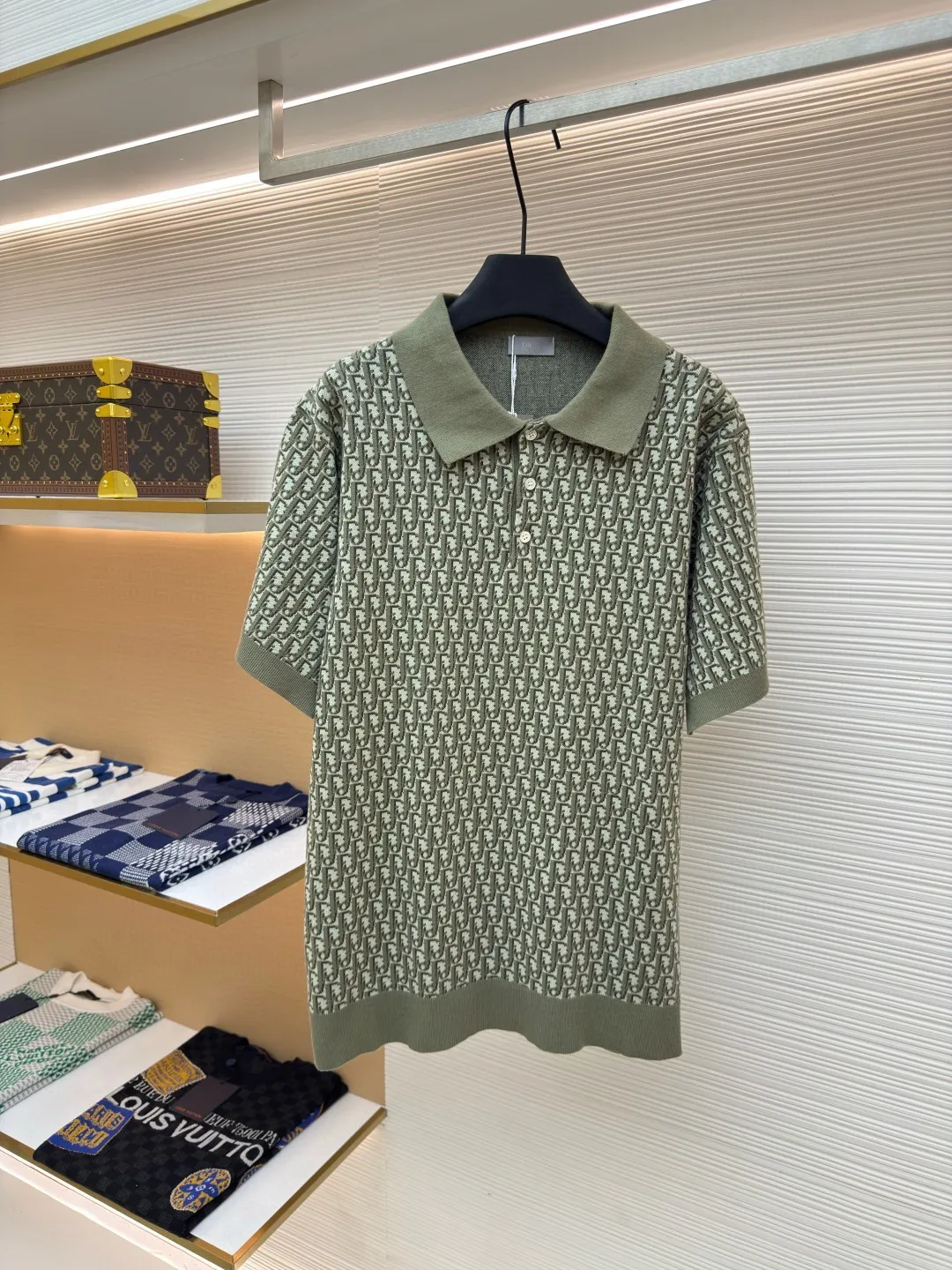 Dior jacquard woolen POLO shirt ●Authentic product: purchased and developed for 11500 ●Item number: 1680191-A90 ●Fabric: combed cotton fabric ●Technology: jacquard production ●Version: fitted version ●Weight: about 465 grams ●Size: S-M-L-XL ●Description: The wool material is made of high-quality ultra-fine 100% combed cotton. The weight, thickness, density, and similarity of the clothes are 99%. They are different from those Beggar’s Edition versions on the market that only cut corners. Although the Beggar’s Edition is dozens of yuan cheaper, it cuts corners everywhere. The clothes are extremely light and fluttery when worn, with no texture and feel cheap. Even the stitching of the pieces is completely different from the original version. In order to restore the original effect to the greatest extent, the main body of our clothes is knitted using an ultra-fine 18-needle computerized flat knitting machine and a 3-color jacquard weave. It takes 195 minutes to weave one piece of clothing. The whole piece of clothing has almost zero knots. All broken yarns and knots will be passed through the yarn feeder separately. If there are knots, the machine will immediately warn you, and the machinist will manually trim the knots and cut them away from the fabric! The overall wiring is straight and delicate, the fabric is comfortable and soft, and the color is consistent without color difference. It can be matched with the same style to create a fashionable look and control various occasions. Customized accessories, complete with three standards, same style for men and women!