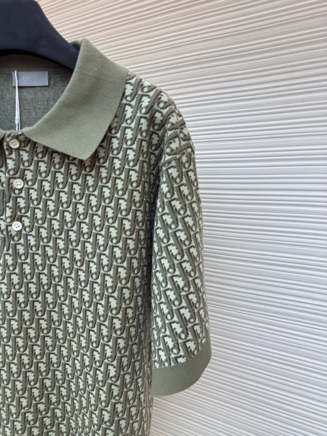Dior jacquard woolen POLO shirt ●Authentic product: purchased and developed for 11500 ●Item number: 1680191-A90 ●Fabric: combed cotton fabric ●Technology: jacquard production ●Version: fitted version ●Weight: about 465 grams ●Size: S-M-L-XL ●Description: The wool material is made of high-quality ultra-fine 100% combed cotton. The weight, thickness, density, and similarity of the clothes are 99%. They are different from those Beggar’s Edition versions on the market that only cut corners. Although the Beggar’s Edition is dozens of yuan cheaper, it cuts corners everywhere. The clothes are extremely light and fluttery when worn, with no texture and feel cheap. Even the stitching of the pieces is completely different from the original version. In order to restore the original effect to the greatest extent, the main body of our clothes is knitted using an ultra-fine 18-needle computerized flat knitting machine and a 3-color jacquard weave. It takes 195 minutes to weave one piece of clothing. The whole piece of clothing has almost zero knots. All broken yarns and knots will be passed through the yarn feeder separately. If there are knots, the machine will immediately warn you, and the machinist will manually trim the knots and cut them away from the fabric! The overall wiring is straight and delicate, the fabric is comfortable and soft, and the color is consistent without color difference. It can be matched with the same style to create a fashionable look and control various occasions. Customized accessories, complete with three standards, same style for men and women!