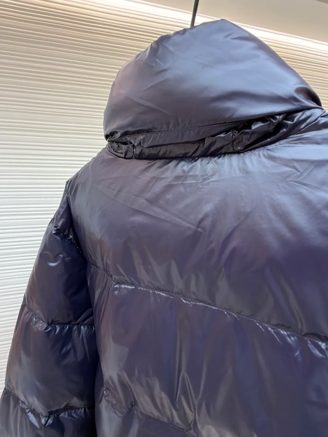 Prada Solid Color Logo Printed Quilted Stand Collar Jacket ●Original version: Purchased and developed for 8999 ●Item number: 1682008-E20 ●Fabric: white duck down fabric ●Technology: mechanical down filling ●Color: blue-purple ●Version: fitted version ●Weight: about 755 grams ●Size: S-M-L-XL ●Description: The fabric is made of high-gloss nylon, with a water-repellent treatment on the surface, making it smooth to the touch and protective. The interior is filled with high-fill down, and is divided into a full plaid pattern through even quilting to ensure warmth while avoiding accumulation of down. The neckline is a stand-up collar design, with a hidden metal zipper, and the zipper track is hemmed to make opening and closing smoother. The "PRADA" logo and brand logo on the left chest are made of precision offset printing technology, and the color is firm and not easy to fall off. The cuffs and hem are edged with elastic ribs, which fit the body shape and are highly windproof. The overall stitching is fine and neat, and the edges are overlocked in the same color, taking into account modern texture and high-end craftsmanship standards. The overall wiring is straight and delicate, the fabric is comfortable and soft, and the color is consistent without color difference. It can be matched with the same style to create a fashionable look and control various occasions. Customized accessories, complete with three standards, same style for men and women!