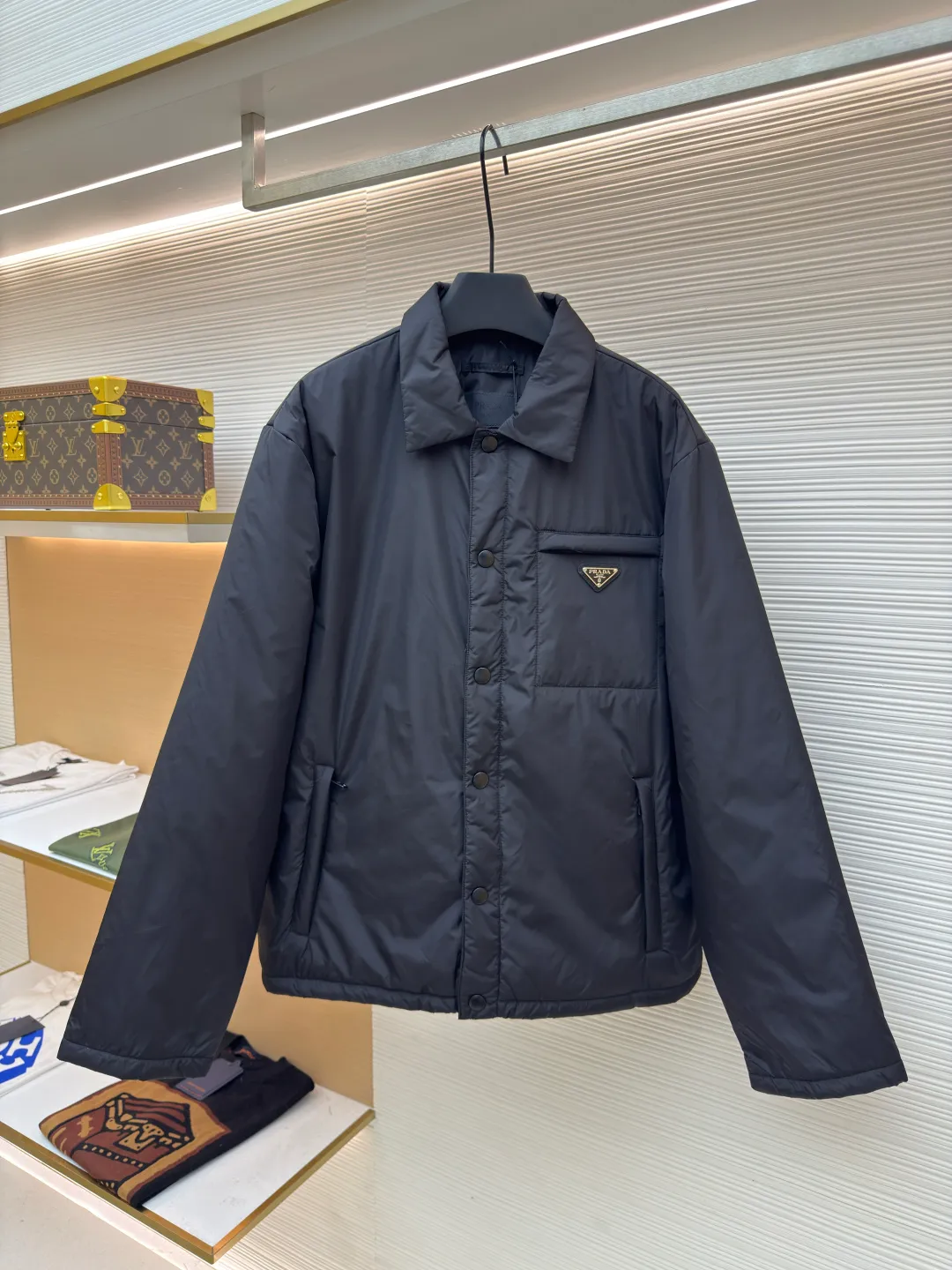 Prada Milano regenerated nylon triangle badge lapel cotton jacket ●Original version: purchased and developed for 12800 ●Item number: 1680806-B50 ●Fabric: nylon fabric ●Technology: Positioning cutting machine ●Version: fitted version ●Weight: about 435 grams ●Size: S-M-L-XL ●Description: A Prada classic that never goes out of style... The regenerated nylon series is practical in style and cotton-padded, with a slightly loose body and conventional design and tailoring. It is both personalized and fashionable. Polyamide, nylon fiber and cotton blended fabric, extremely delicate and light texture. It has high elastic recovery effect, is anti-wrinkle, windproof and warm, and is comfortable without wrapping around the body. The overall wiring is straight and delicate, the fabric is comfortable and soft, and the color is consistent without color difference. It can be matched with the same style to create a fashionable look and control various occasions. Customized accessories, complete with three standards, same style for men and women!
