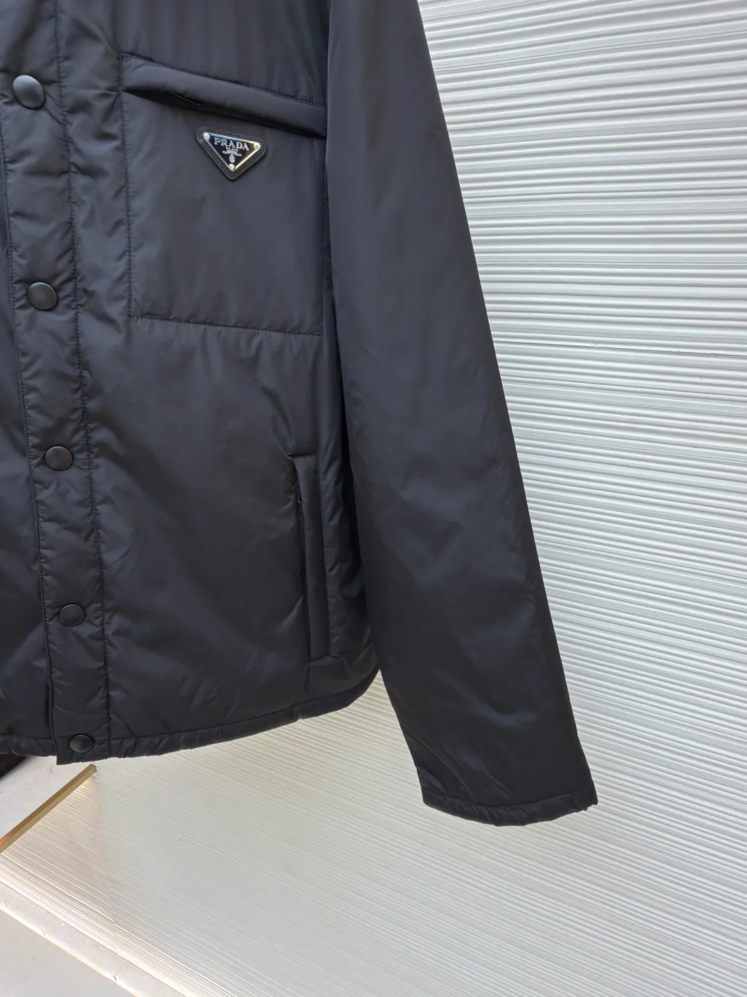Prada Milano regenerated nylon triangle badge lapel cotton jacket ●Original version: purchased and developed for 12800 ●Item number: 1680806-B50 ●Fabric: nylon fabric ●Technology: Positioning cutting machine ●Version: fitted version ●Weight: about 435 grams ●Size: S-M-L-XL ●Description: A Prada classic that never goes out of style... The regenerated nylon series is practical in style and cotton-padded, with a slightly loose body and conventional design and tailoring. It is both personalized and fashionable. Polyamide, nylon fiber and cotton blended fabric, extremely delicate and light texture. It has high elastic recovery effect, is anti-wrinkle, windproof and warm, and is comfortable without wrapping around the body. The overall wiring is straight and delicate, the fabric is comfortable and soft, and the color is consistent without color difference. It can be matched with the same style to create a fashionable look and control various occasions. Customized accessories, complete with three standards, same style for men and women!