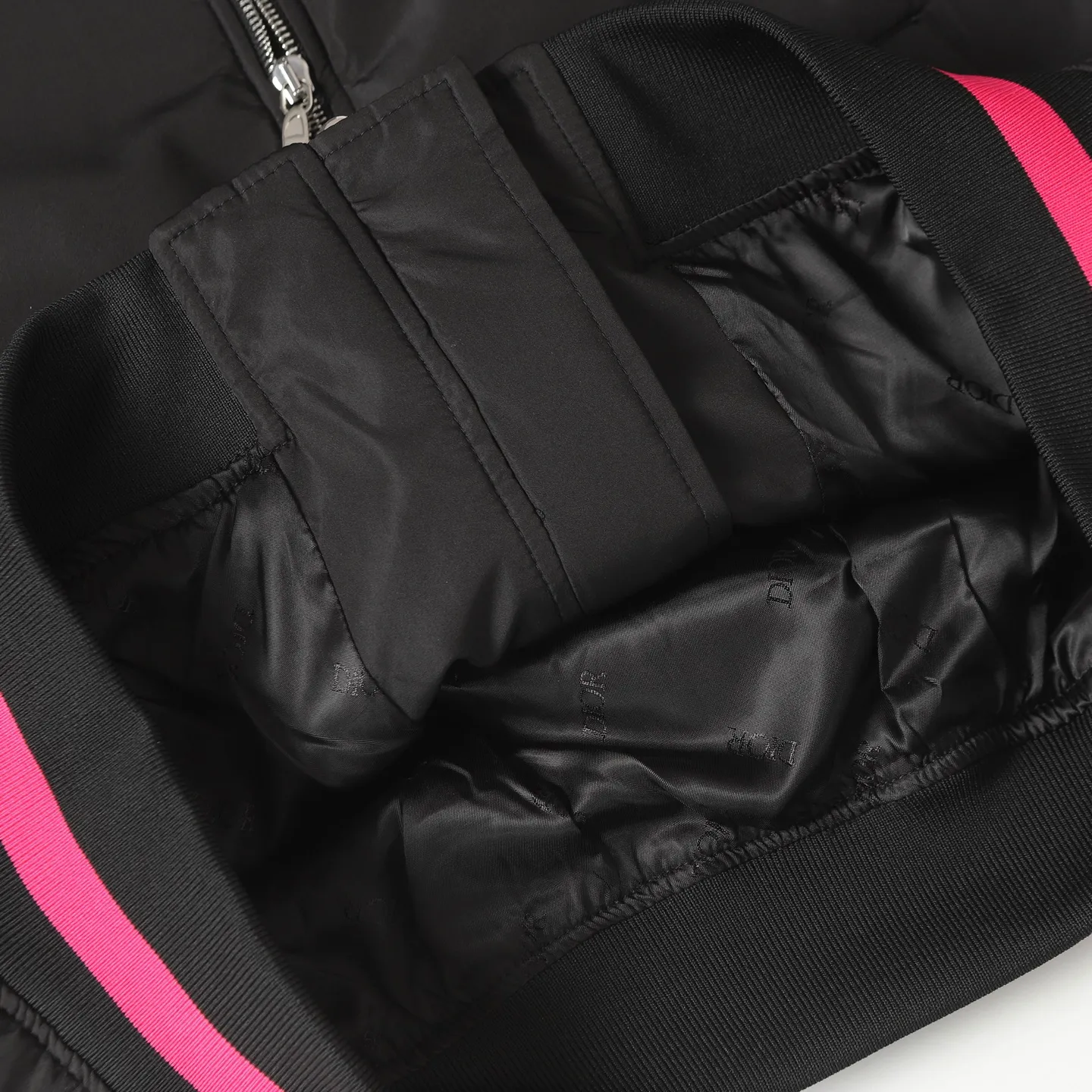 🅿️570 Dior/Dior No. 47 neon pink edge black flight jacket. This short is a new product in the 2025 autumn series, from the ANDLEWIS HLTON limited series. Crafted from black technical fabric, the sleeves feature the co-branded logo, a graphic reinterpretation of the logo. Pair it with or for a comfortable and trendy look.  Size:XS S M L