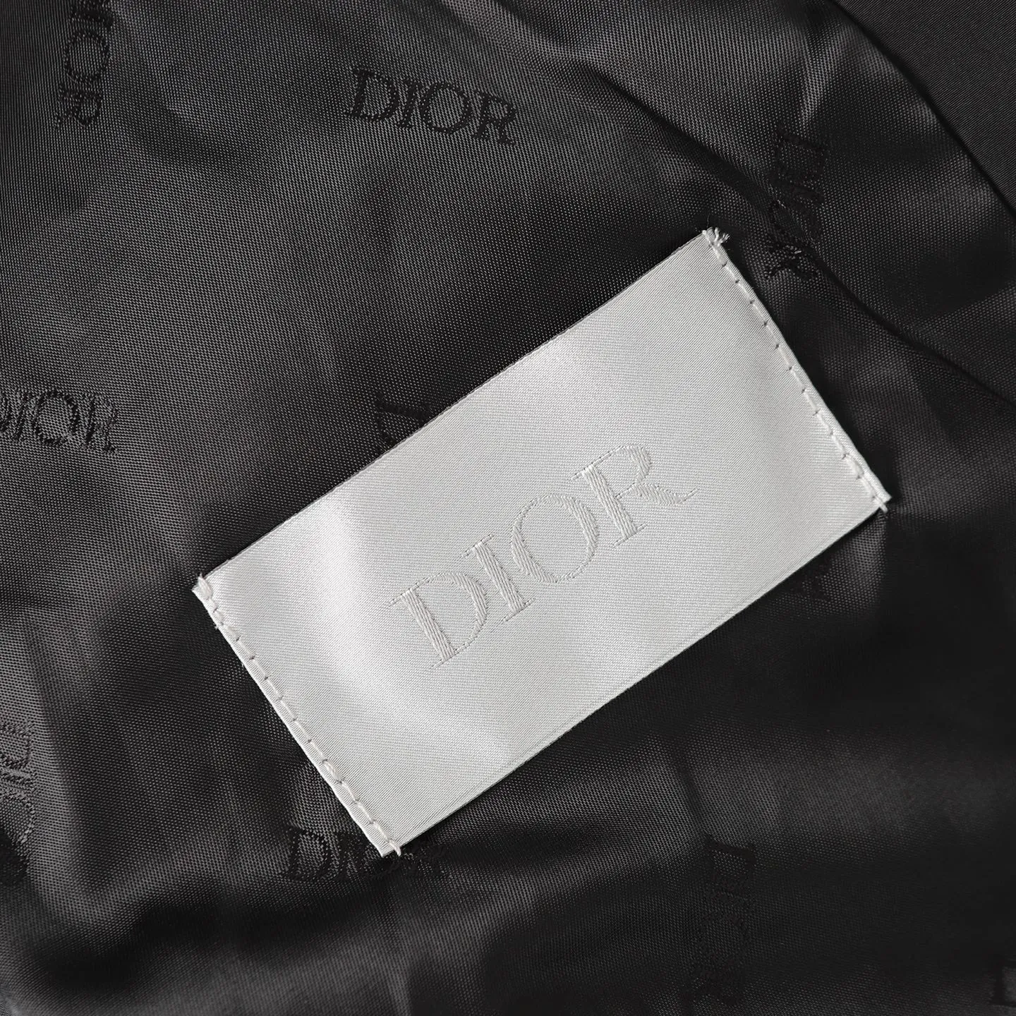 🅿️570 Dior/Dior No. 47 neon pink edge black flight jacket. This short is a new product in the 2025 autumn series, from the ANDLEWIS HLTON limited series. Crafted from black technical fabric, the sleeves feature the co-branded logo, a graphic reinterpretation of the logo. Pair it with or for a comfortable and trendy look.  Size:XS S M L