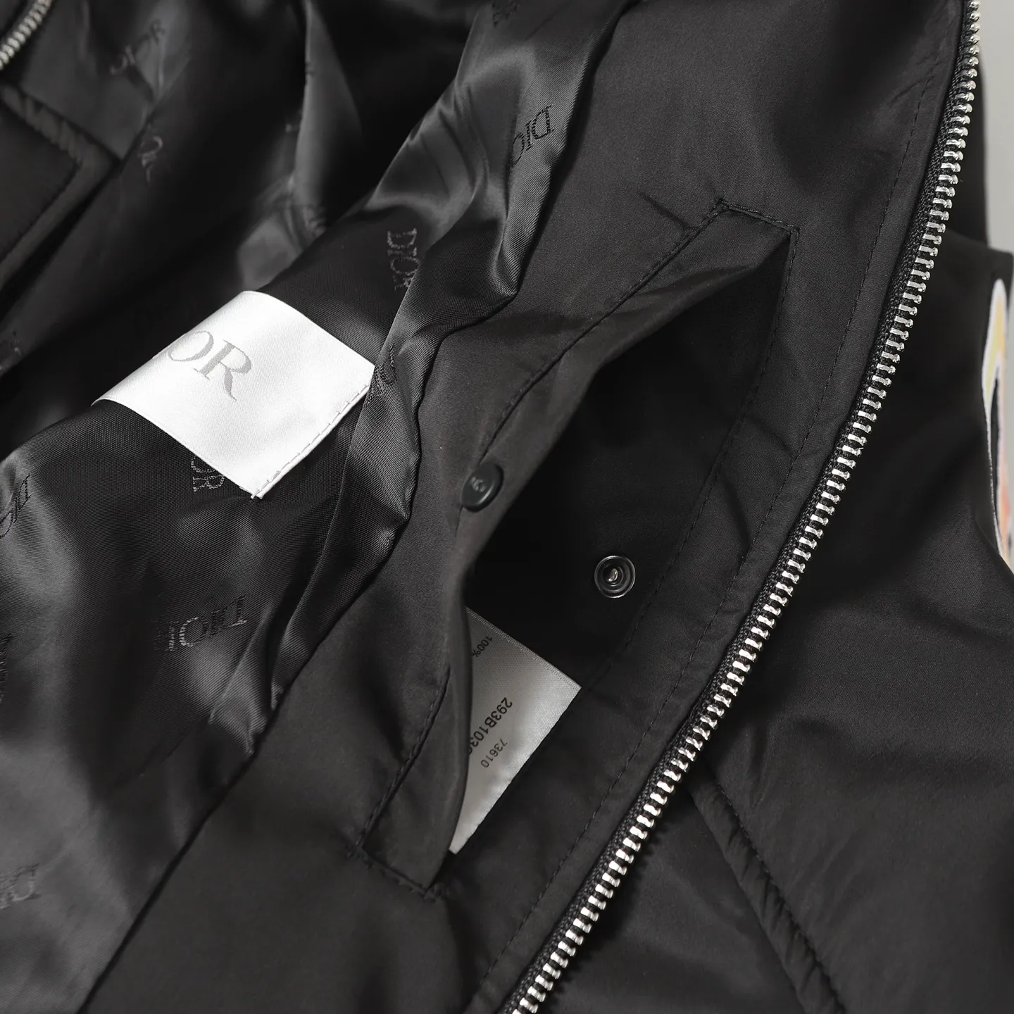 🅿️570 Dior/Dior No. 47 neon pink edge black flight jacket. This short is a new product in the 2025 autumn series, from the ANDLEWIS HLTON limited series. Crafted from black technical fabric, the sleeves feature the co-branded logo, a graphic reinterpretation of the logo. Pair it with or for a comfortable and trendy look.  Size:XS S M L