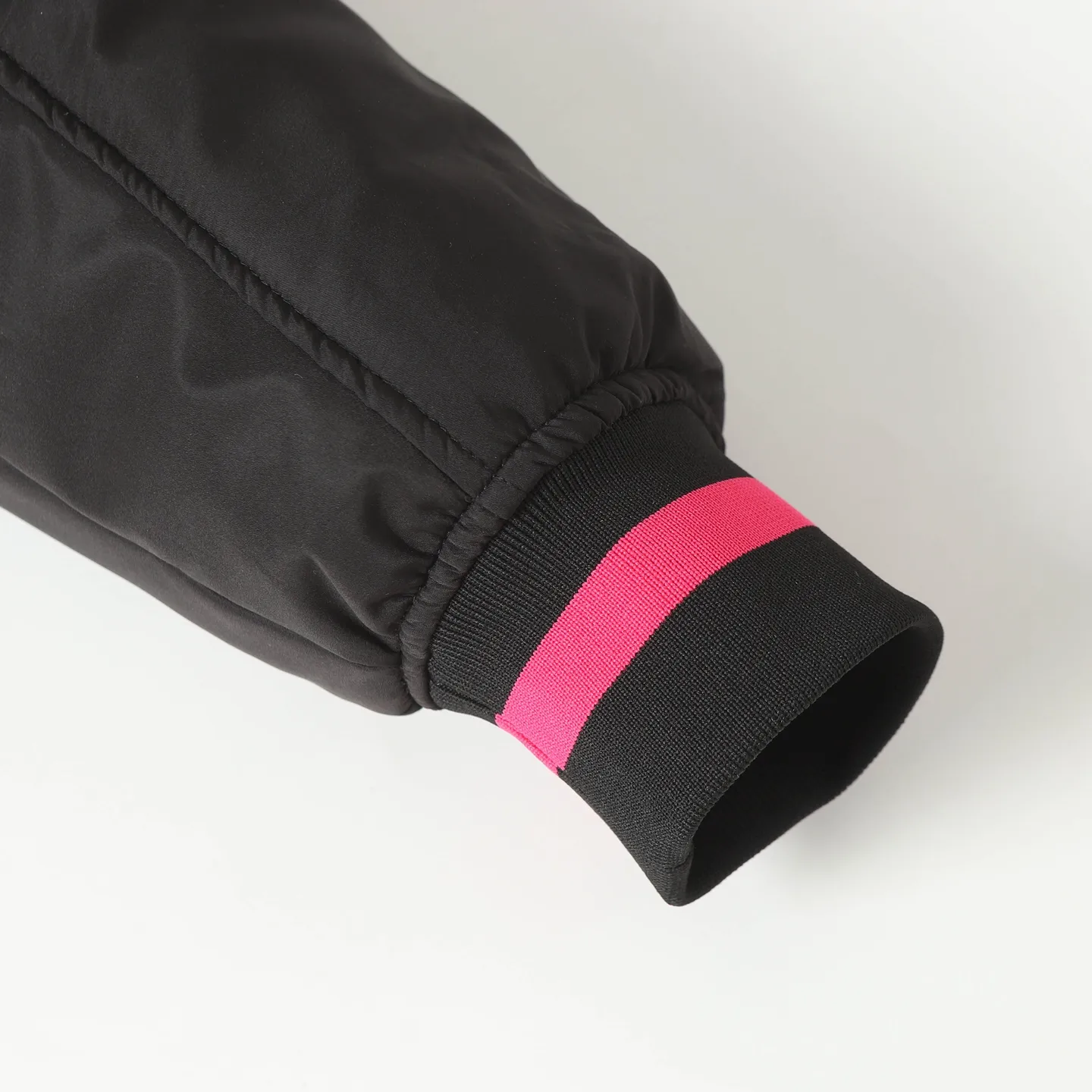 🅿️570 Dior/Dior No. 47 neon pink edge black flight jacket. This short is a new product in the 2025 autumn series, from the ANDLEWIS HLTON limited series. Crafted from black technical fabric, the sleeves feature the co-branded logo, a graphic reinterpretation of the logo. Pair it with or for a comfortable and trendy look.  Size:XS S M L