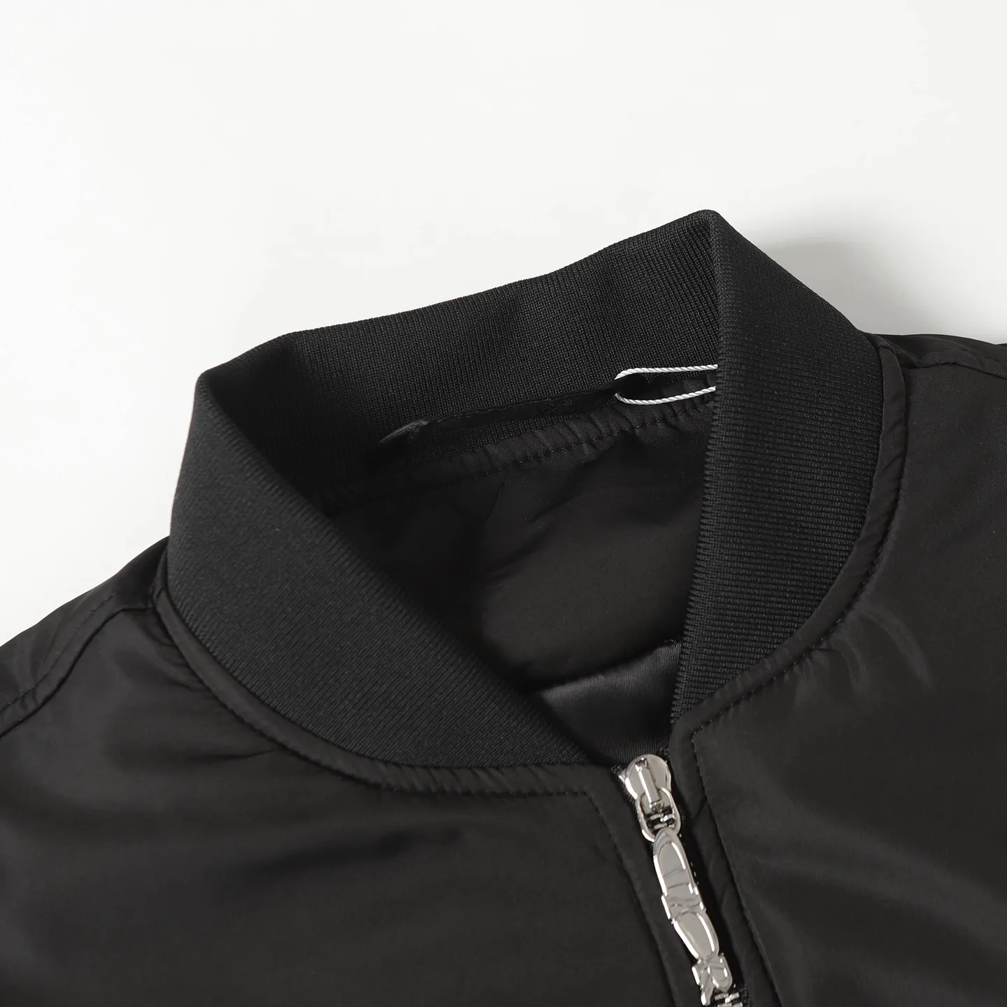 🅿️570 Dior/Dior No. 47 neon pink edge black flight jacket. This short is a new product in the 2025 autumn series, from the ANDLEWIS HLTON limited series. Crafted from black technical fabric, the sleeves feature the co-branded logo, a graphic reinterpretation of the logo. Pair it with or for a comfortable and trendy look.  Size:XS S M L