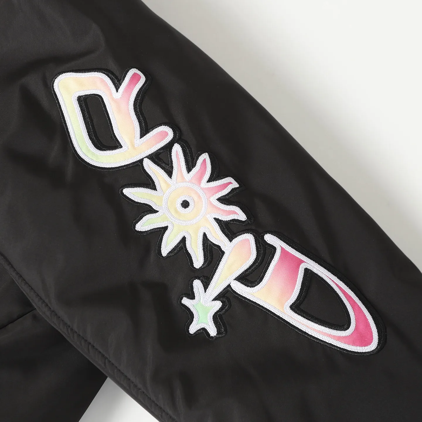 🅿️570 Dior/Dior No. 47 neon pink edge black flight jacket. This short is a new product in the 2025 autumn series, from the ANDLEWIS HLTON limited series. Crafted from black technical fabric, the sleeves feature the co-branded logo, a graphic reinterpretation of the logo. Pair it with or for a comfortable and trendy look.  Size:XS S M L