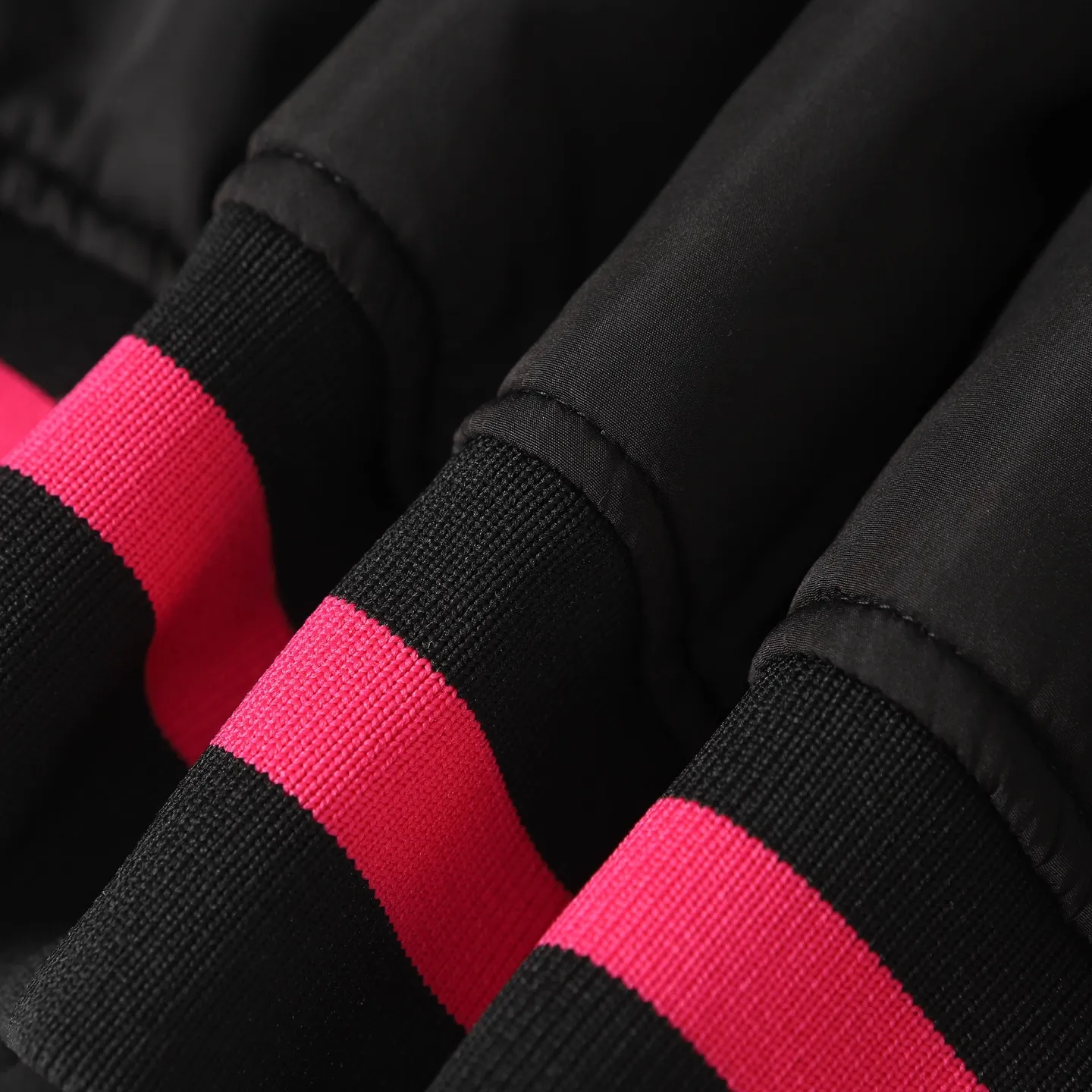 🅿️570 Dior/Dior No. 47 neon pink edge black flight jacket. This short is a new product in the 2025 autumn series, from the ANDLEWIS HLTON limited series. Crafted from black technical fabric, the sleeves feature the co-branded logo, a graphic reinterpretation of the logo. Pair it with or for a comfortable and trendy look.  Size:XS S M L