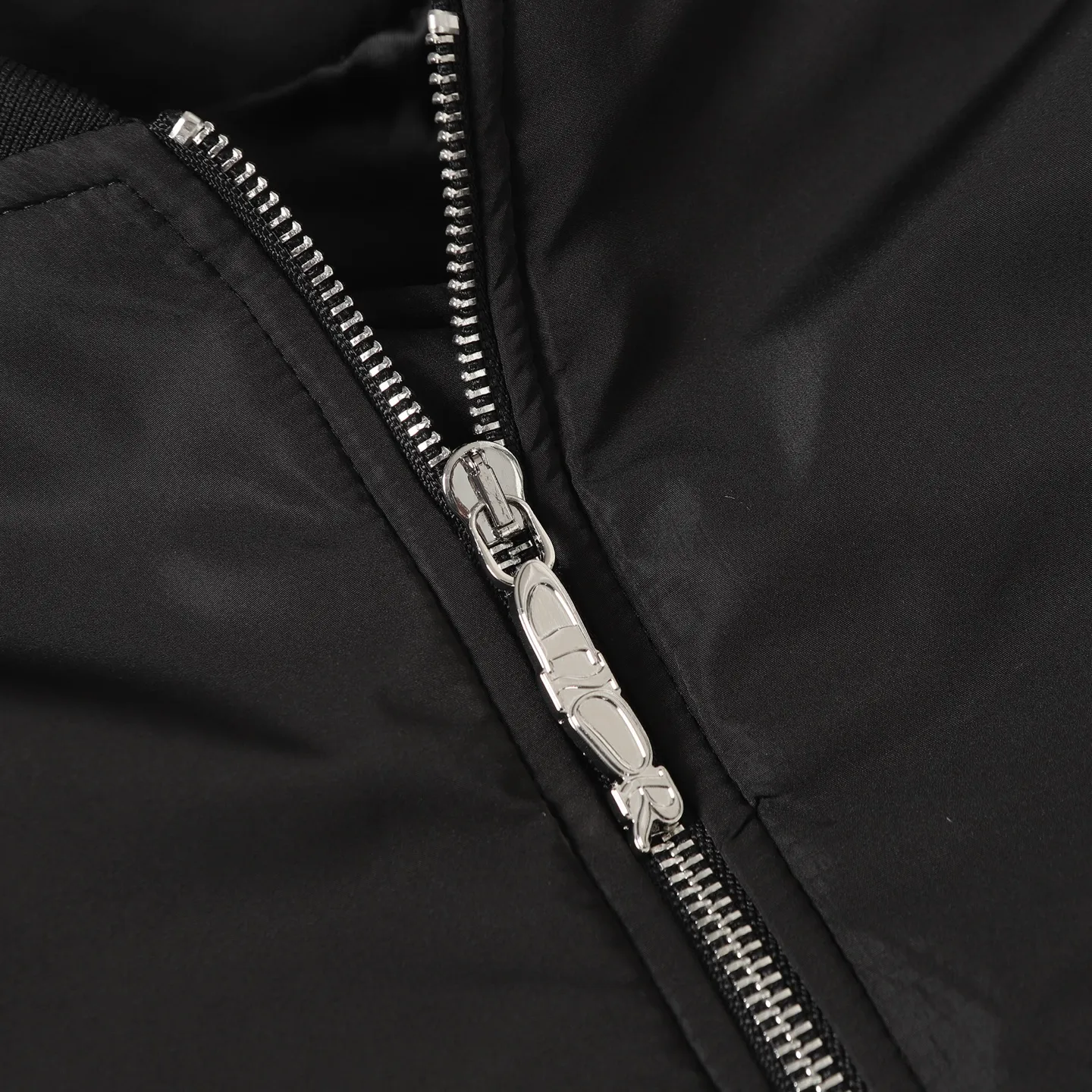🅿️570 Dior/Dior No. 47 neon pink edge black flight jacket. This short is a new product in the 2025 autumn series, from the ANDLEWIS HLTON limited series. Crafted from black technical fabric, the sleeves feature the co-branded logo, a graphic reinterpretation of the logo. Pair it with or for a comfortable and trendy look.  Size:XS S M L