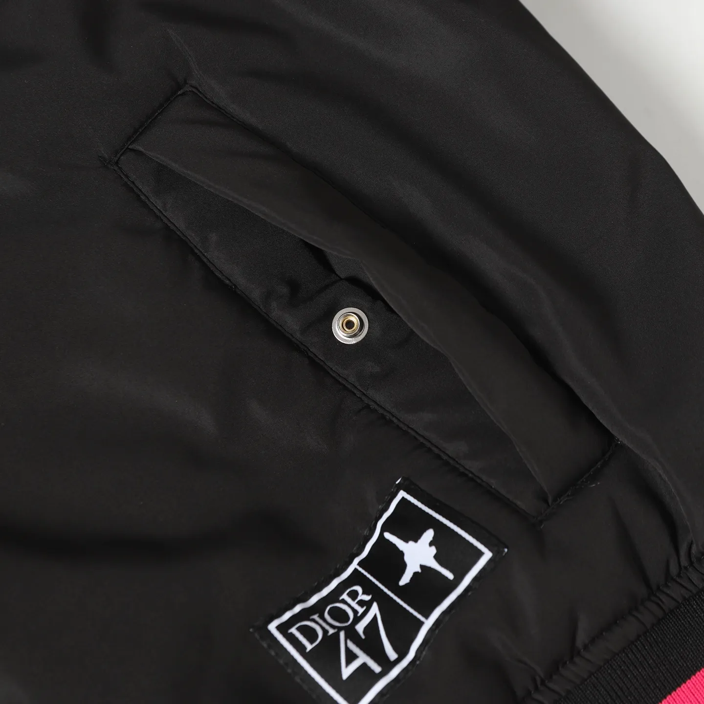 🅿️570 Dior/Dior No. 47 neon pink edge black flight jacket. This short is a new product in the 2025 autumn series, from the ANDLEWIS HLTON limited series. Crafted from black technical fabric, the sleeves feature the co-branded logo, a graphic reinterpretation of the logo. Pair it with or for a comfortable and trendy look.  Size:XS S M L