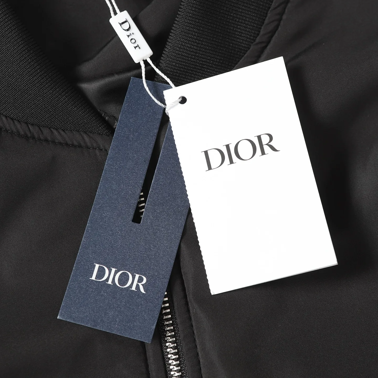 🅿️570 Dior/Dior No. 47 neon pink edge black flight jacket. This short is a new product in the 2025 autumn series, from the ANDLEWIS HLTON limited series. Crafted from black technical fabric, the sleeves feature the co-branded logo, a graphic reinterpretation of the logo. Pair it with or for a comfortable and trendy look.  Size:XS S M L
