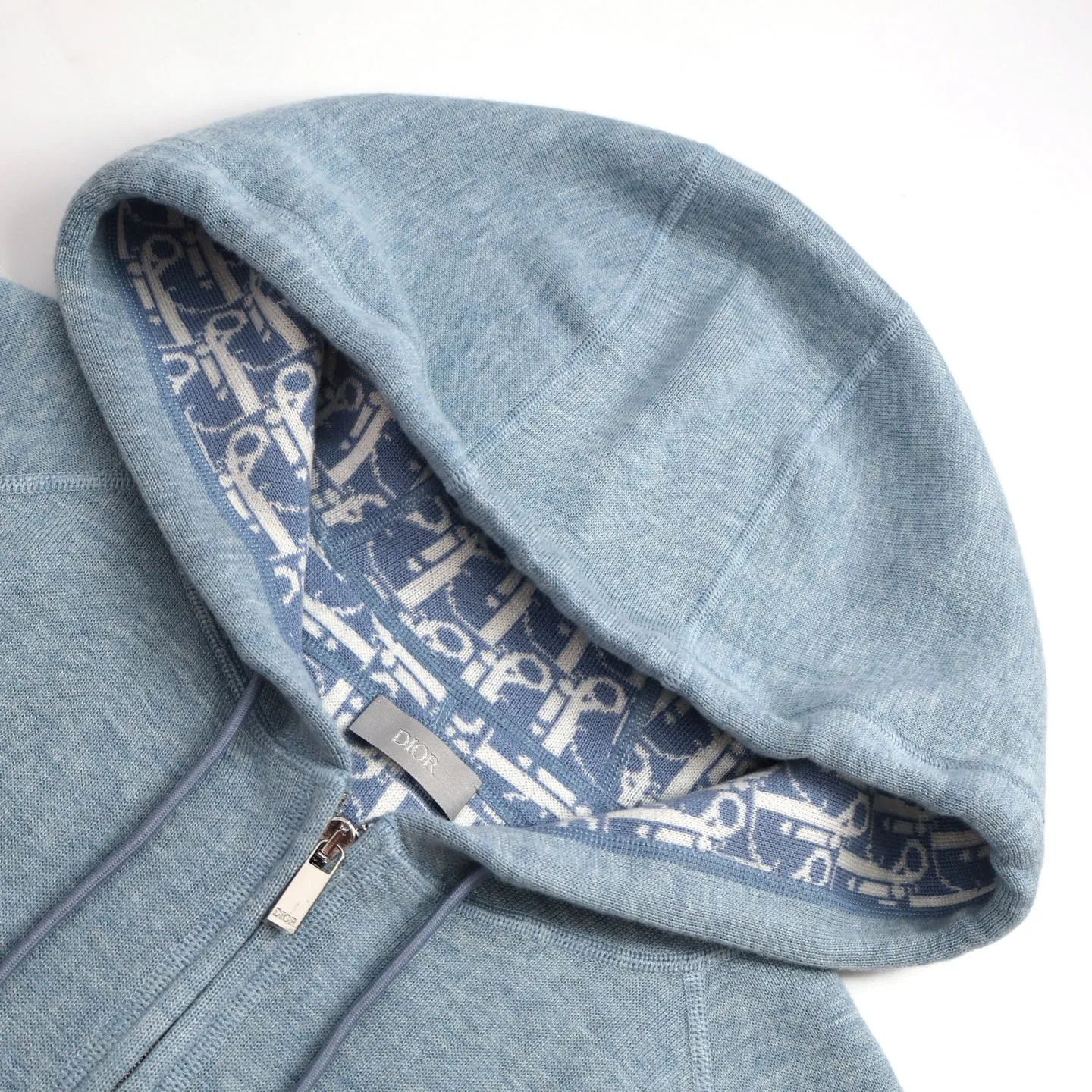 🅿️800 [Exclusive supply] CD jacquard cashmere knitted hooded sweatshirt (grey) originally purchased for 17,500. The fabric is carefully made of milky white cotton and cashmere blended fabric. The composition is 91% cotton + 9% cashmere, integrating classic high-end charm into a basic item. Small DR embroidery on the front left pocket and Obliqu knitted jacquard all over inside. Custom-woven cotton rib on the board, feels thick and breathable. The hardware and accessories of the whole garment are all custom-made according to the original mold. The drawstring hood is matched with an engraved metal clock. The two-way zipper fastener opens and closes, with a zipper puller engraved with the DR logo. It is sewn with imported special machine overlocking and open stitching. The style is the same for men and women. Size:S-M-L