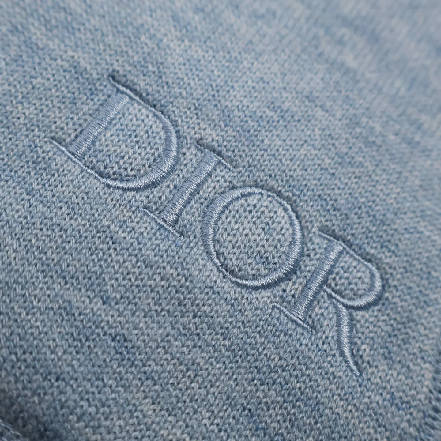🅿️800 [Exclusive supply] CD jacquard cashmere knitted hooded sweatshirt (grey) originally purchased for 17,500. The fabric is carefully made of milky white cotton and cashmere blended fabric. The composition is 91% cotton + 9% cashmere, integrating classic high-end charm into a basic item. Small DR embroidery on the front left pocket and Obliqu knitted jacquard all over inside. Custom-woven cotton rib on the board, feels thick and breathable. The hardware and accessories of the whole garment are all custom-made according to the original mold. The drawstring hood is matched with an engraved metal clock. The two-way zipper fastener opens and closes, with a zipper puller engraved with the DR logo. It is sewn with imported special machine overlocking and open stitching. The style is the same for men and women. Size:S-M-L
