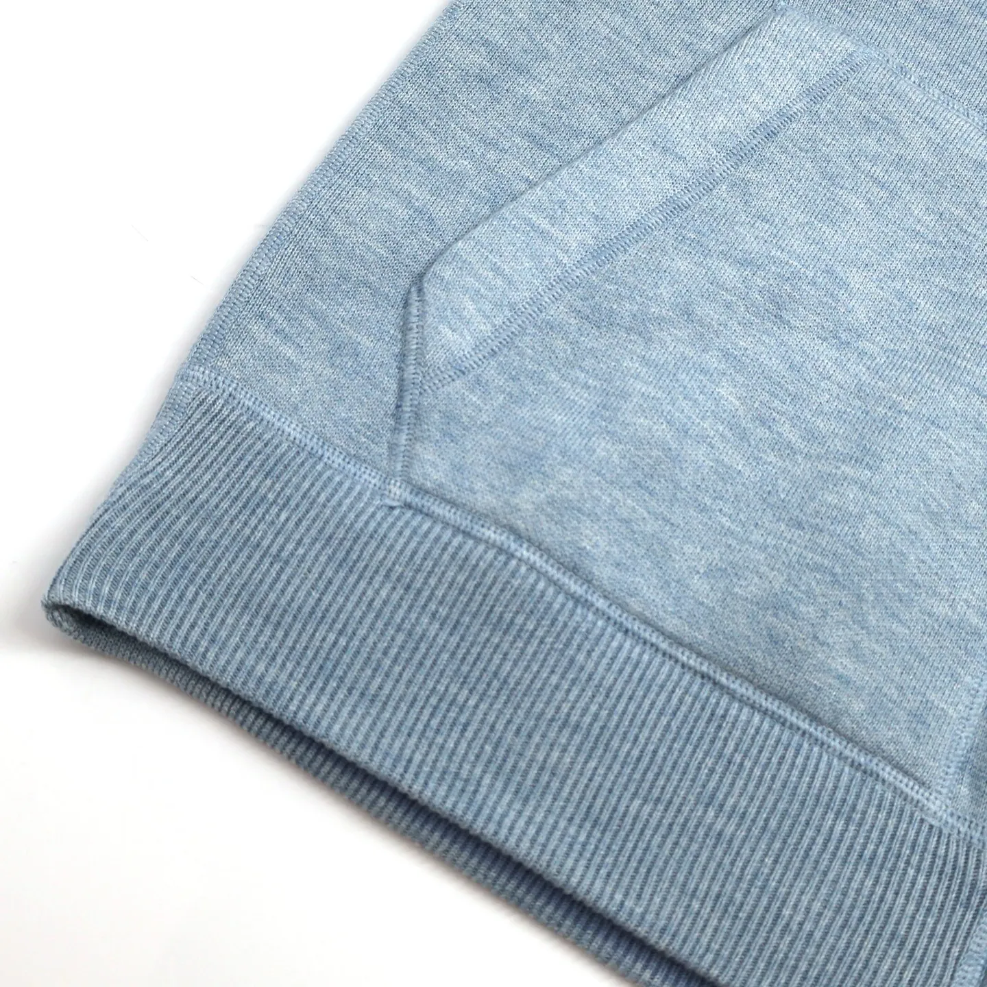 🅿️800 [Exclusive supply] CD jacquard cashmere knitted hooded sweatshirt (grey) originally purchased for 17,500. The fabric is carefully made of milky white cotton and cashmere blended fabric. The composition is 91% cotton + 9% cashmere, integrating classic high-end charm into a basic item. Small DR embroidery on the front left pocket and Obliqu knitted jacquard all over inside. Custom-woven cotton rib on the board, feels thick and breathable. The hardware and accessories of the whole garment are all custom-made according to the original mold. The drawstring hood is matched with an engraved metal clock. The two-way zipper fastener opens and closes, with a zipper puller engraved with the DR logo. It is sewn with imported special machine overlocking and open stitching. The style is the same for men and women. Size:S-M-L