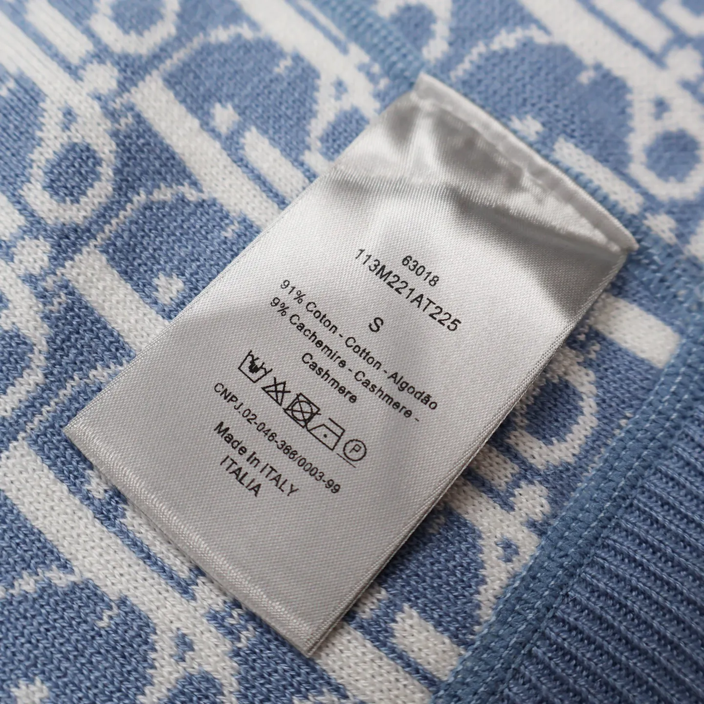 🅿️800 [Exclusive supply] CD jacquard cashmere knitted hooded sweatshirt (grey) originally purchased for 17,500. The fabric is carefully made of milky white cotton and cashmere blended fabric. The composition is 91% cotton + 9% cashmere, integrating classic high-end charm into a basic item. Small DR embroidery on the front left pocket and Obliqu knitted jacquard all over inside. Custom-woven cotton rib on the board, feels thick and breathable. The hardware and accessories of the whole garment are all custom-made according to the original mold. The drawstring hood is matched with an engraved metal clock. The two-way zipper fastener opens and closes, with a zipper puller engraved with the DR logo. It is sewn with imported special machine overlocking and open stitching. The style is the same for men and women. Size:S-M-L