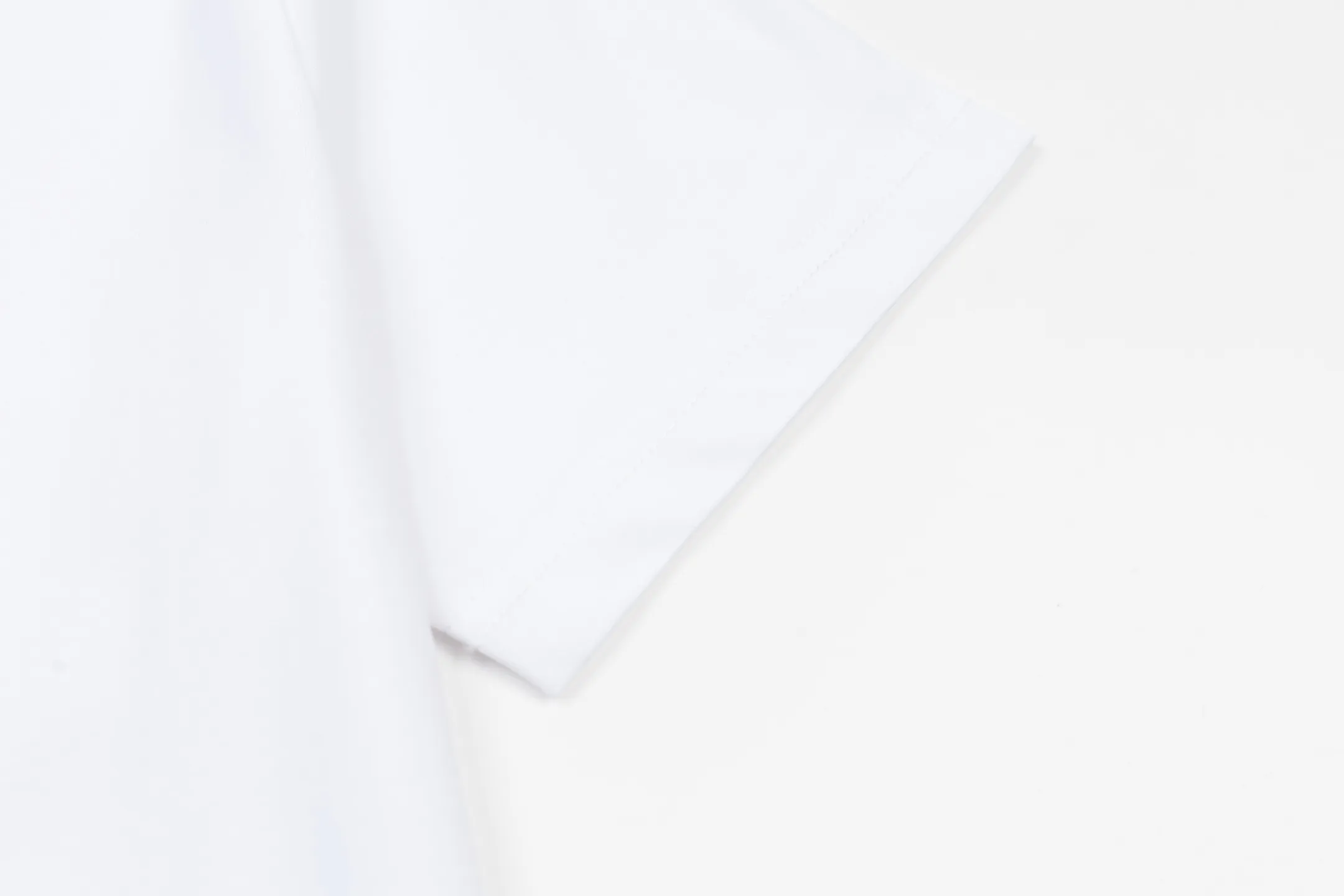 🅿️270 CD AND DESCENT Reflective Printed Short Sleeve (White) The fabric is made of 24S 185g special woven compact cotton fabric, and the rib is made of 32S 300g double yarn rib. This T-shirt is a new product in the 2026 spring men's wear series, inspired by performance sportswear. Crafted from white cotton jersey with reflective ANDDESCENTE pattern. The ribbed round neck design can be layered with a zippered sweatshirt to create a sophisticated sporty look. The fabric is made of 24S special-spun compact cotton as a plain knitted base. The high-count compact spinning process ensures that the fabric has an extremely delicate skin feel and excellent anti-pilling durability. The neckline is equipped with 32S 1x1 high-density ribbing, which provides long-lasting rebound with its tight structure and protects the collar shape. It uses an advanced laser cutting reflective engraving film thermal transfer process: first, the composite reflective film with built-in micro glass beads is carved out by a high-precision laser cutting machine to create the precise outline of the words; the imprint is positioned and imprinted through precisely controlled temperature, pressure and time. It ensures the sharp and clear edges of the pattern and gives the item unique dynamic visual attributes. Under daily light, it presents a low-key silver-gray color, but when exposed to light in a dark place, it instantly bursts out with strong retroreflection. Through innovative reflective technology and sophisticated basic materials, performance is transformed into a perceptible visual language. Size:XS-S-M-L