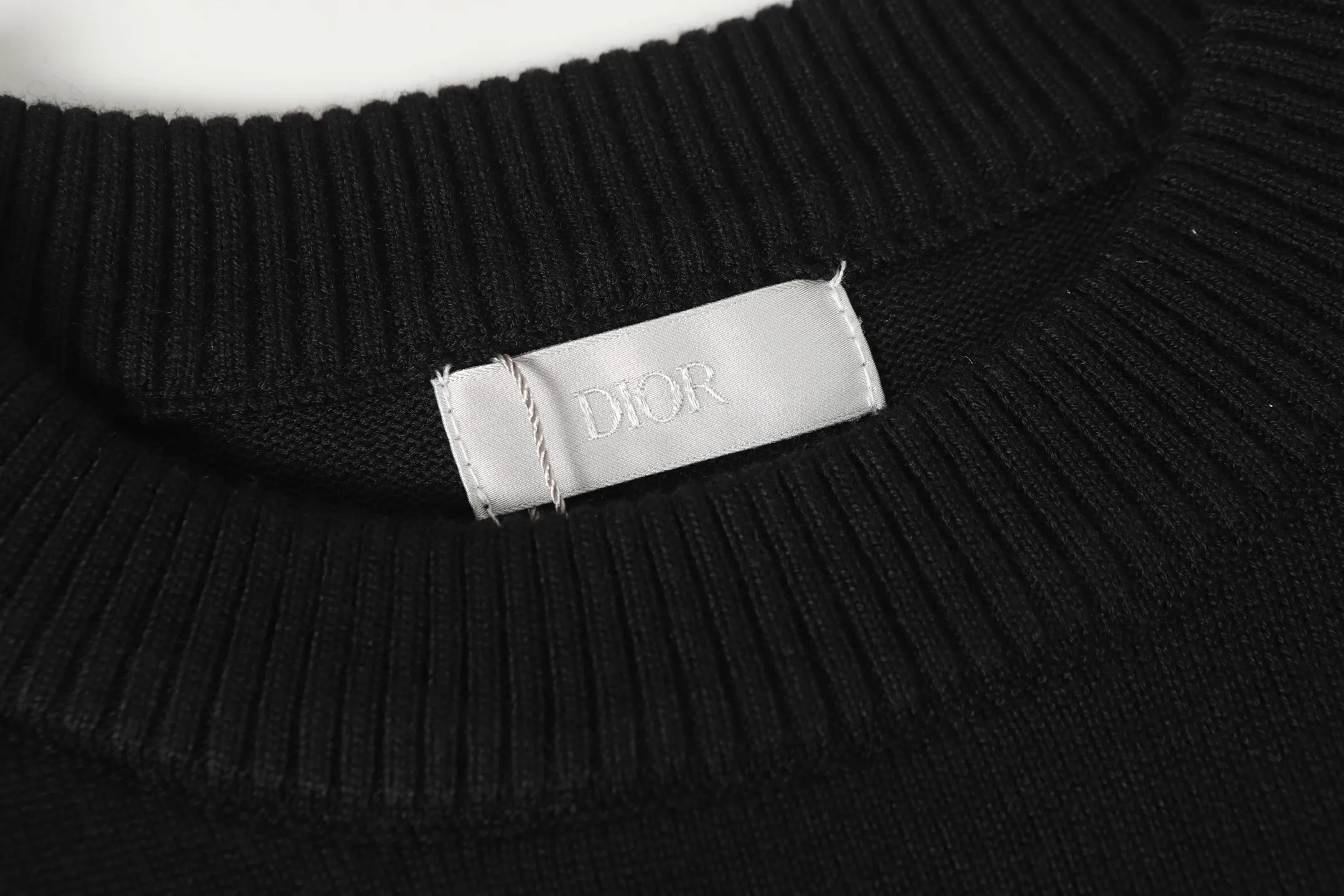 🅿️340 CD Archives Logo Embroidered Crew Neck Sweater The Archives Labels logo is reinterpreted with an embroidered version of the brand label. Made of white wool jersey with ribbed crew neck, cuffs and hem. It is characterized by timeless charm and is perfect for adding a touch of elegance to spring looks. Dior Archives Labels embroidered at chest. Ribbed crew neck, cuffs and hem. Size:S M L