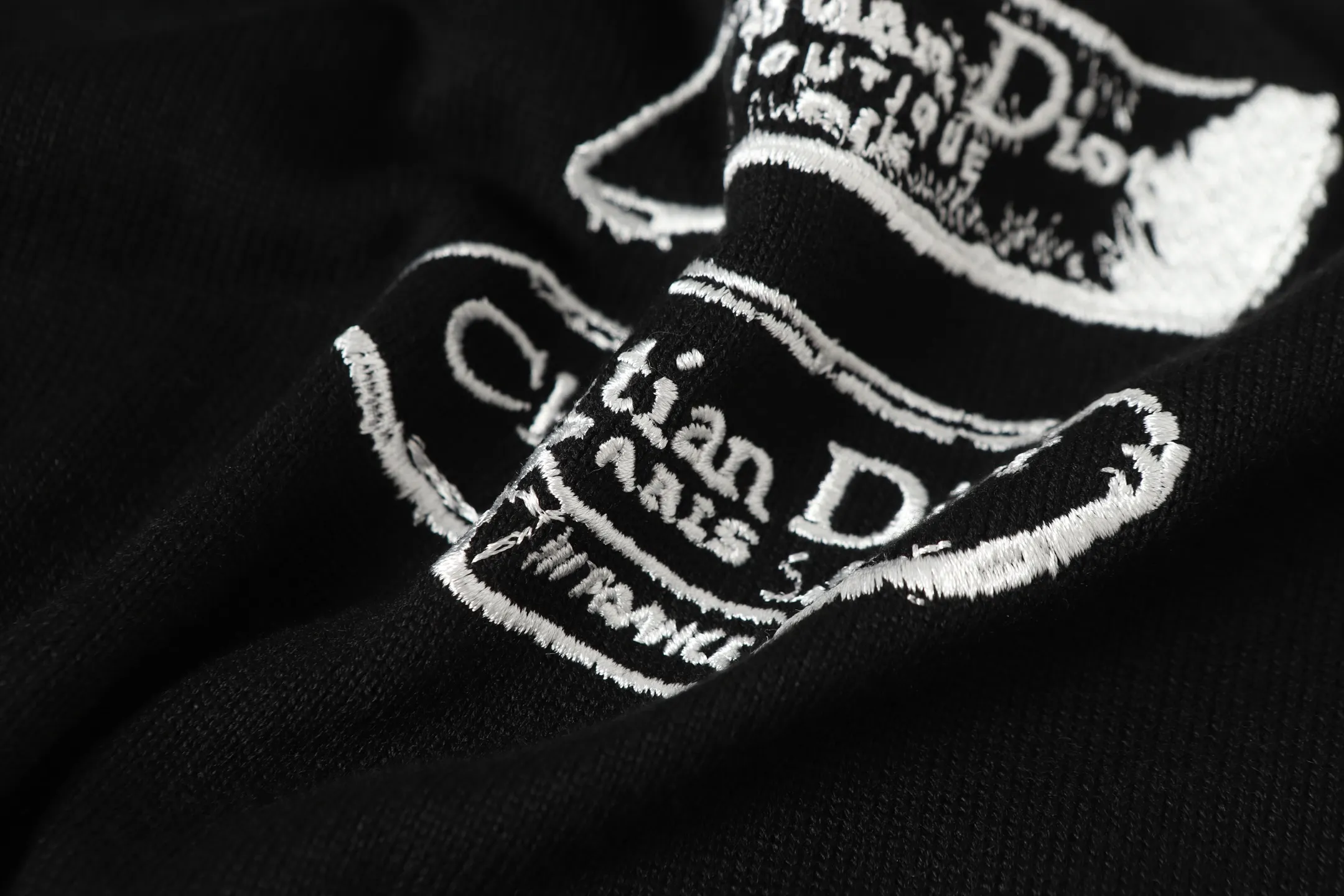 🅿️340 CD Archives Logo Embroidered Crew Neck Sweater The Archives Labels logo is reinterpreted with an embroidered version of the brand label. Made of white wool jersey with ribbed crew neck, cuffs and hem. It is characterized by timeless charm and is perfect for adding a touch of elegance to spring looks. Dior Archives Labels embroidered at chest. Ribbed crew neck, cuffs and hem. Size:S M L