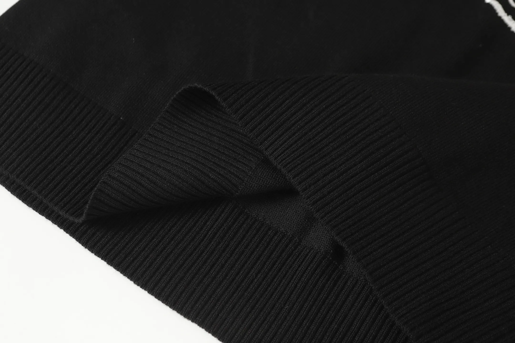🅿️340 CD Archives Logo Embroidered Crew Neck Sweater The Archives Labels logo is reinterpreted with an embroidered version of the brand label. Made of white wool jersey with ribbed crew neck, cuffs and hem. It is characterized by timeless charm and is perfect for adding a touch of elegance to spring looks. Dior Archives Labels embroidered at chest. Ribbed crew neck, cuffs and hem. Size:S M L