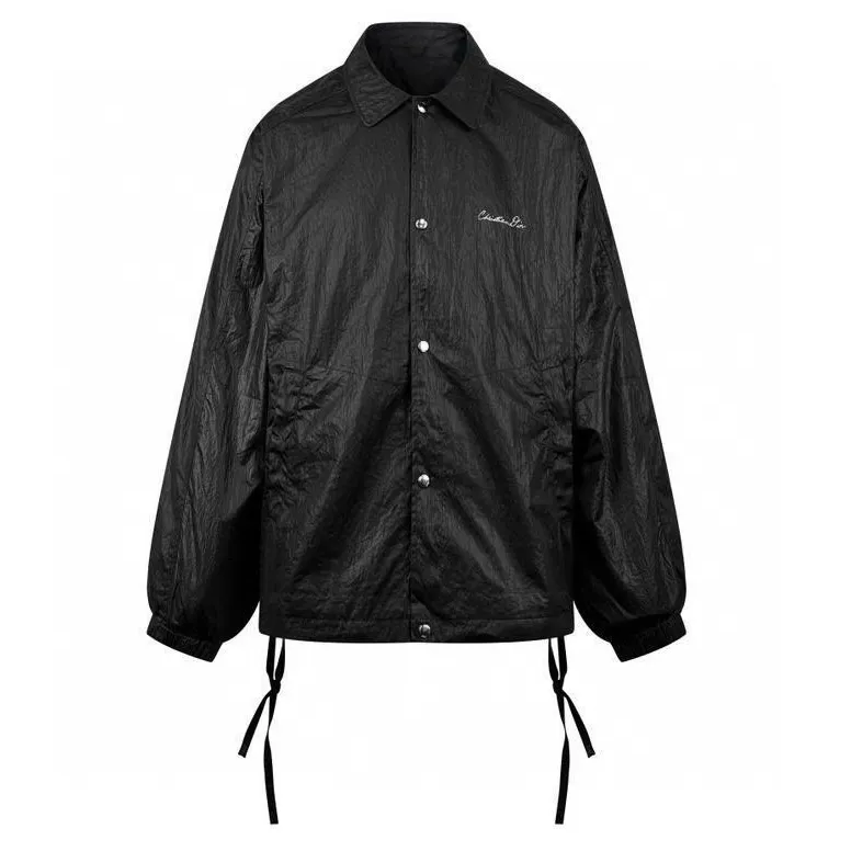 🅿️570 [Exclusive supply] CD 1947 embroidered jacket. Original purchase of 26,000 for development. The fabric is made of custom-made original ecological technical fabrics. It is carefully crafted to show unique textures and folds. Each fold is an art. It is layered and feels like futuristic technology. It allows the skin to enjoy the feeling of breathing. It is realistic and realistic. Comfortable and close to the skin. Decorated with handwritten style Christian Dior embroidery to highlight Mr. Dior's signature. Integrating textured artistic tailoring, French elegance is carried out throughout, exuding pure beauty, with the ultimate balance of complexity and fashion. Original ecological technology fabrics are wrapped with an expensive special glue on the outermost layer to change its surface structure, and then undergo fermentation treatment to use chemicals to produce unique textures and wrinkles and further enhance their softness. Imported embroidery machines are used, and advanced computer control systems and precision mechanical components are used to achieve handwriting-style Christian Dior 1947 embroidery operations. The workmanship is smooth and smooth, with full lines and fine stitches. Size:46-48-50-52