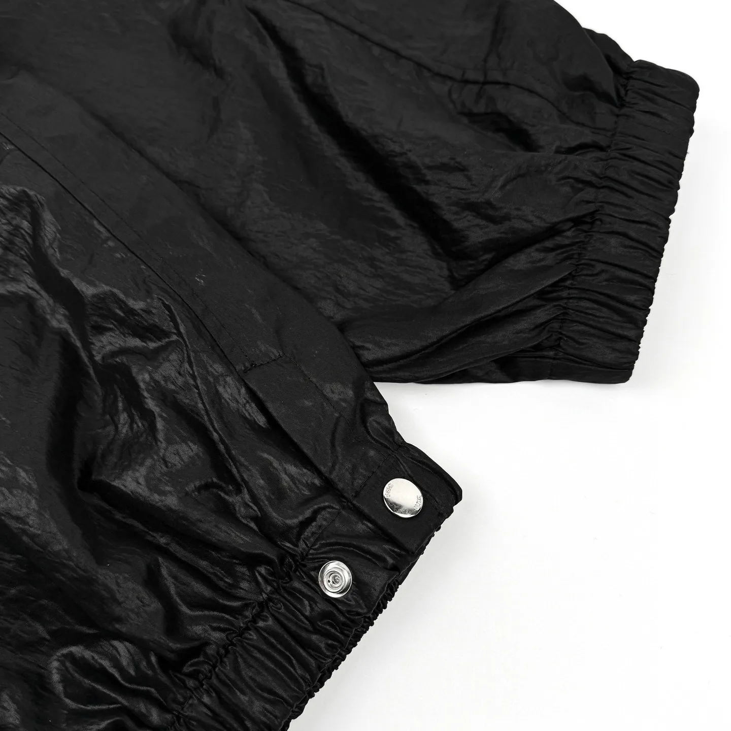 🅿️570 [Exclusive supply] CD 1947 embroidered jacket. Original purchase of 26,000 for development. The fabric is made of custom-made original ecological technical fabrics. It is carefully crafted to show unique textures and folds. Each fold is an art. It is layered and feels like futuristic technology. It allows the skin to enjoy the feeling of breathing. It is realistic and realistic. Comfortable and close to the skin. Decorated with handwritten style Christian Dior embroidery to highlight Mr. Dior's signature. Integrating textured artistic tailoring, French elegance is carried out throughout, exuding pure beauty, with the ultimate balance of complexity and fashion. Original ecological technology fabrics are wrapped with an expensive special glue on the outermost layer to change its surface structure, and then undergo fermentation treatment to use chemicals to produce unique textures and wrinkles and further enhance their softness. Imported embroidery machines are used, and advanced computer control systems and precision mechanical components are used to achieve handwriting-style Christian Dior 1947 embroidery operations. The workmanship is smooth and smooth, with full lines and fine stitches. Size:46-48-50-52