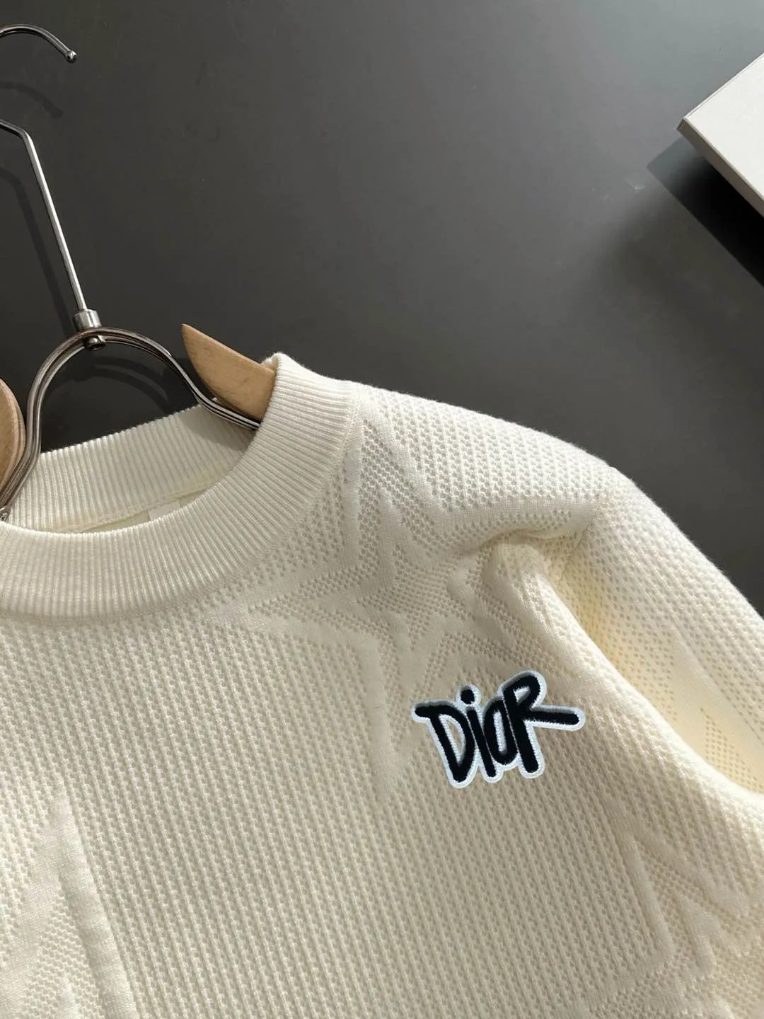 🅿️380 next day shipping Dior 2025 official website latest round neck sweater for autumn and winter, popular models are on sale at the same time at the counter! Specially made of wool blended fabric. It feels comfortable and can be directly in contact with the skin. The logo badge is exquisitely embroidered, which is extremely eye-catching! The details highlight the fashionable charm of big brands. Exquisite workmanship. Three-dimensional cutting style. The wearing effect is invincible and handsome! All three standards are complete! Size: M-3XL