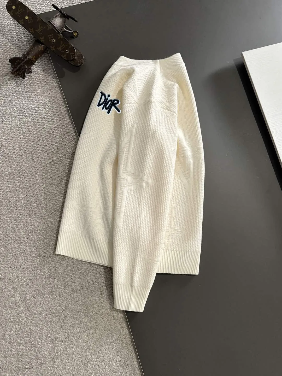 🅿️380 next day shipping Dior 2025 official website latest round neck sweater for autumn and winter, popular models are on sale at the same time at the counter! Specially made of wool blended fabric. It feels comfortable and can be directly in contact with the skin. The logo badge is exquisitely embroidered, which is extremely eye-catching! The details highlight the fashionable charm of big brands. Exquisite workmanship. Three-dimensional cutting style. The wearing effect is invincible and handsome! All three standards are complete! Size: M-3XL