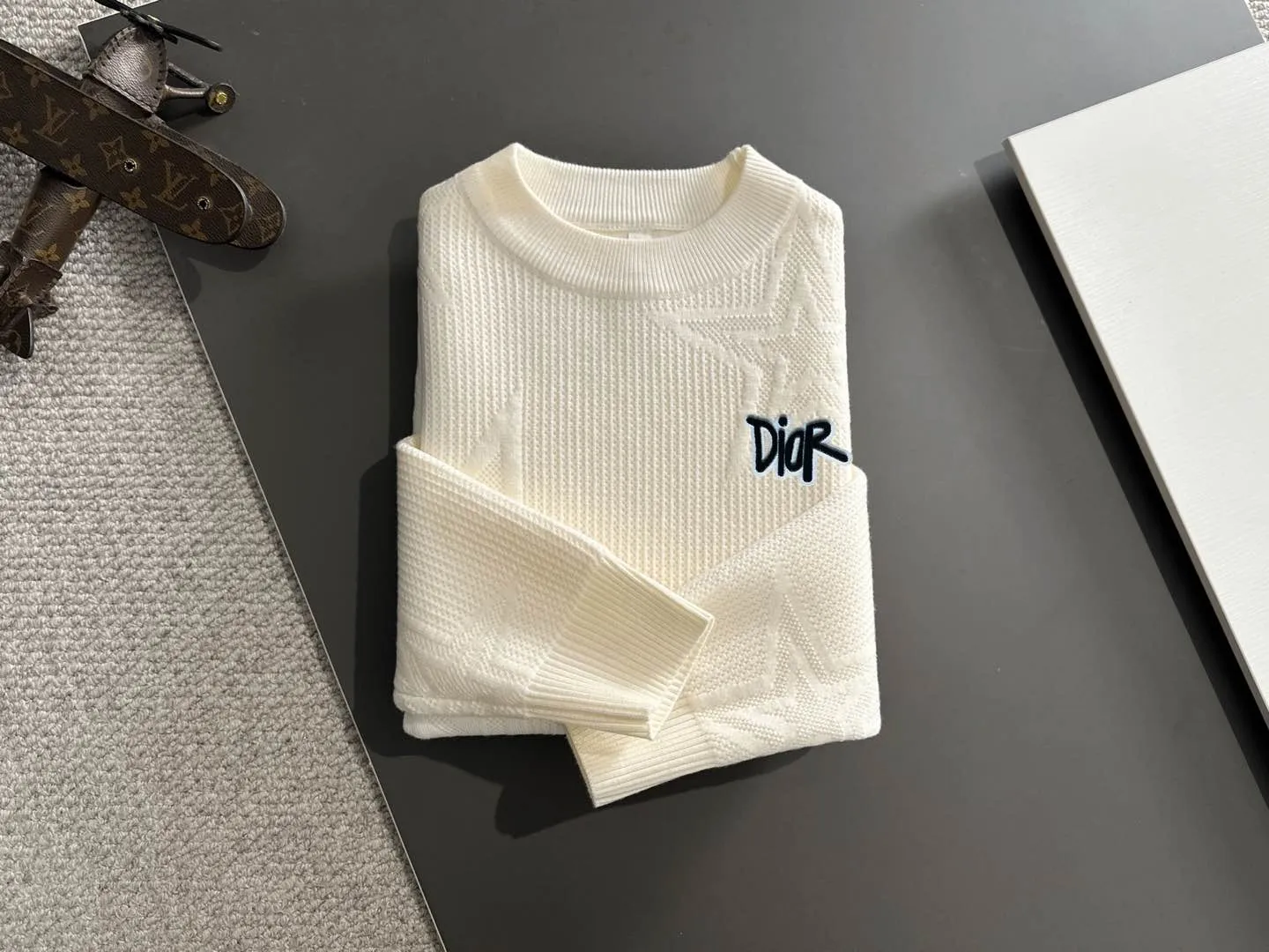 🅿️380 next day shipping Dior 2025 official website latest round neck sweater for autumn and winter, popular models are on sale at the same time at the counter! Specially made of wool blended fabric. It feels comfortable and can be directly in contact with the skin. The logo badge is exquisitely embroidered, which is extremely eye-catching! The details highlight the fashionable charm of big brands. Exquisite workmanship. Three-dimensional cutting style. The wearing effect is invincible and handsome! All three standards are complete! Size: M-3XL