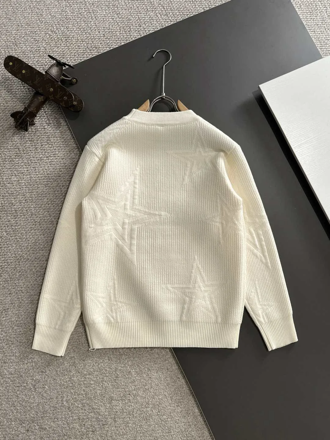 🅿️380 next day shipping Dior 2025 official website latest round neck sweater for autumn and winter, popular models are on sale at the same time at the counter! Specially made of wool blended fabric. It feels comfortable and can be directly in contact with the skin. The logo badge is exquisitely embroidered, which is extremely eye-catching! The details highlight the fashionable charm of big brands. Exquisite workmanship. Three-dimensional cutting style. The wearing effect is invincible and handsome! All three standards are complete! Size: M-3XL