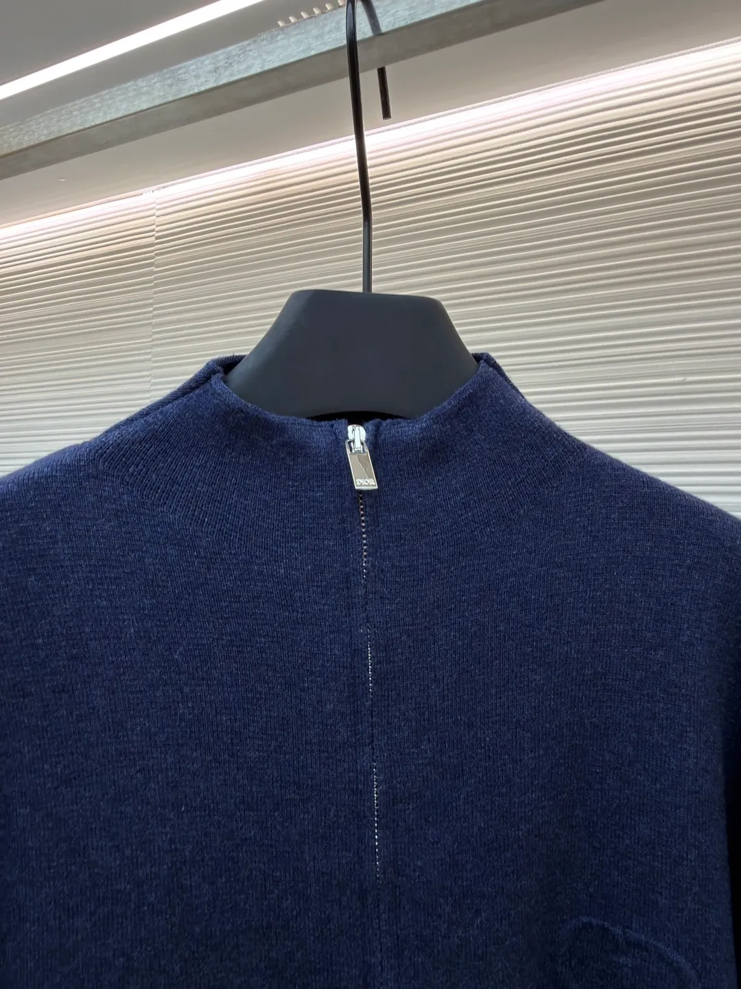 Dior CD letter woolen jacket ●Original version: purchased and developed by 15174 ●Item number: 1680947-B60 ●Fabric: wool blended fabric ●Technology: woolen fabric ●Version: fitted version ●Weight: about 710 grams ●Size: XS-S-M-L ●Description: The wool material is made of 48 counts of ultra-fine 50% wool and 50% cotton blended yarn. It uses an imported 14-gauge wool loom to double-sided three-dimensional weaving. A single piece takes 270 minutes per piece. The letters on the chest are molded and customized with silicone three-dimensional relief embossing technology. The No. 5 thread double-pull letter zipper is customized. The overall wiring is straight and delicate. The fabric is comfortable and soft, and the color is consistent and has no color difference. It can be matched with the same style to create a fashionable look, and can be used in various occasions. Customized accessories, complete with three standards, same style for men and women!
