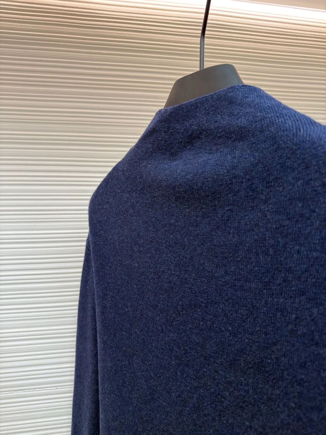 Dior CD letter woolen jacket ●Original version: purchased and developed by 15174 ●Item number: 1680947-B60 ●Fabric: wool blended fabric ●Technology: woolen fabric ●Version: fitted version ●Weight: about 710 grams ●Size: XS-S-M-L ●Description: The wool material is made of 48 counts of ultra-fine 50% wool and 50% cotton blended yarn. It uses an imported 14-gauge wool loom to double-sided three-dimensional weaving. A single piece takes 270 minutes per piece. The letters on the chest are molded and customized with silicone three-dimensional relief embossing technology. The No. 5 thread double-pull letter zipper is customized. The overall wiring is straight and delicate. The fabric is comfortable and soft, and the color is consistent and has no color difference. It can be matched with the same style to create a fashionable look, and can be used in various occasions. Customized accessories, complete with three standards, same style for men and women!
