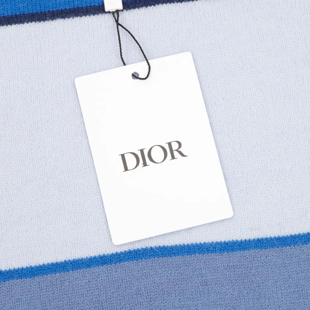 🅿️600 DIOR CD Diamond blue gradient stripe patch crew neck sweater. Custom-woven cashmere and cotton blended material, jacquard tissue imported from Germany, imported machine embroidery technology, high precision, smooth and delicate lines, garment washing water softening and deodorizing process, through professional washing equipment and specific detergents, the clothes are deeply cleaned and deodorized to improve the feel and appearance of the clothes, customized accessories, loose fit #All knitted and sweater garments are not recommended to be machine washed or tumble dried at high temperatures! Size：S-XL