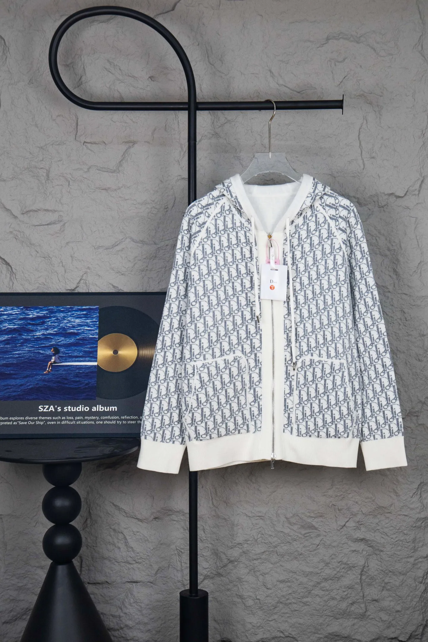 🅿️650 Style No.: M249 replica version Dior 𝘾𝙝𝙧𝙞𝙨𝙩𝙞𝙖𝙣 𝘿𝙞𝙤𝙧 CD 24SS old flower all-over printed double-sided jacquard zipper cardigan jacket sweater lightism essential luxury item for men and women for daily commuting Purchase authentic pattern Correct version Welcome to compare Detailed features · Use 50% wool content yarn, 35% cashmere 15% synthetic fiber · Adopt double-sided jacquard craftsmanship imported from Germany · Collar, cuffs and hem thread design Windproof and comfortable · Spacing between strips and letter logos The woven sheet effect is completely restored · Original main mark washed tag moisture-proof paper packaging Color: White Gray Size: S M L