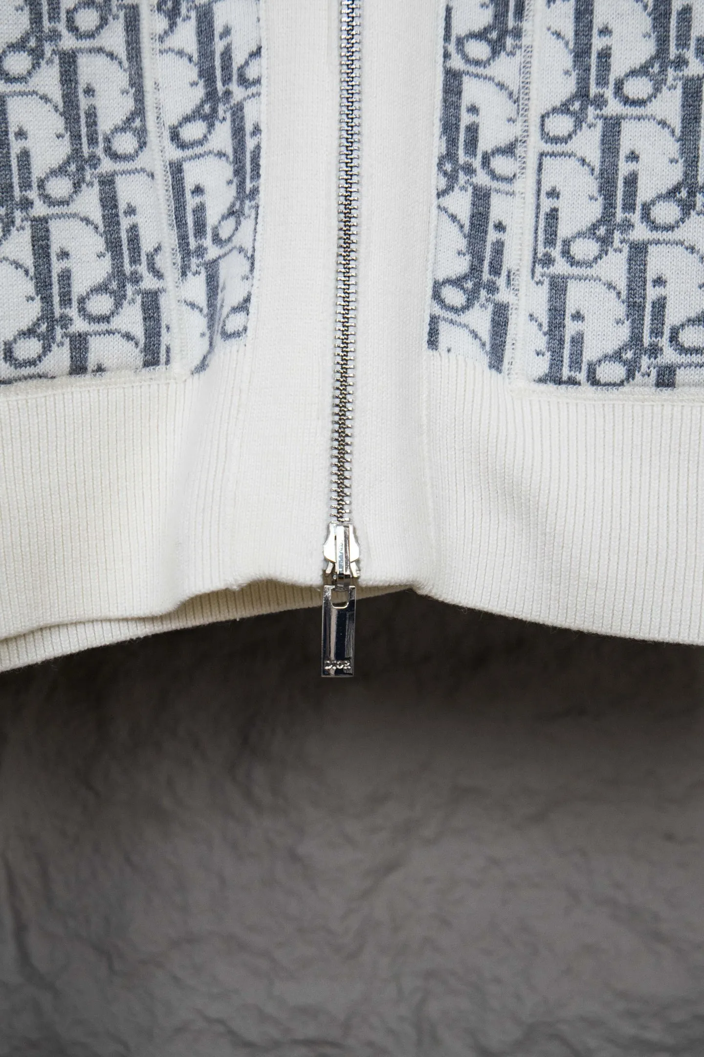 🅿️650 Style No.: M249 replica version Dior 𝘾𝙝𝙧𝙞𝙨𝙩𝙞𝙖𝙣 𝘿𝙞𝙤𝙧 CD 24SS old flower all-over printed double-sided jacquard zipper cardigan jacket sweater lightism essential luxury item for men and women for daily commuting Purchase authentic pattern Correct version Welcome to compare Detailed features · Use 50% wool content yarn, 35% cashmere 15% synthetic fiber · Adopt double-sided jacquard craftsmanship imported from Germany · Collar, cuffs and hem thread design Windproof and comfortable · Spacing between strips and letter logos The woven sheet effect is completely restored · Original main mark washed tag moisture-proof paper packaging Color: White Gray Size: S M L