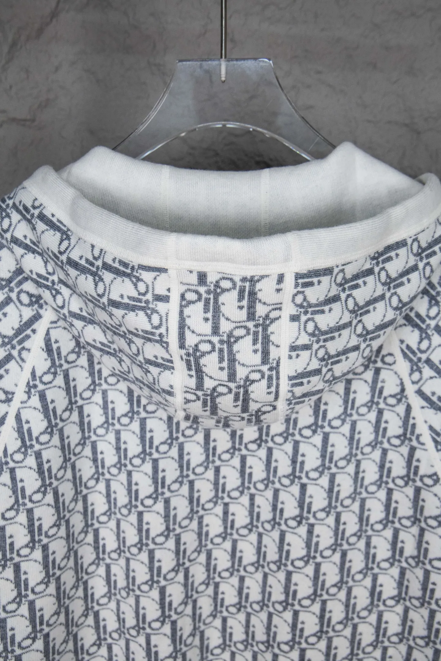 🅿️650 Style No.: M249 replica version Dior 𝘾𝙝𝙧𝙞𝙨𝙩𝙞𝙖𝙣 𝘿𝙞𝙤𝙧 CD 24SS old flower all-over printed double-sided jacquard zipper cardigan jacket sweater lightism essential luxury item for men and women for daily commuting Purchase authentic pattern Correct version Welcome to compare Detailed features · Use 50% wool content yarn, 35% cashmere 15% synthetic fiber · Adopt double-sided jacquard craftsmanship imported from Germany · Collar, cuffs and hem thread design Windproof and comfortable · Spacing between strips and letter logos The woven sheet effect is completely restored · Original main mark washed tag moisture-proof paper packaging Color: White Gray Size: S M L