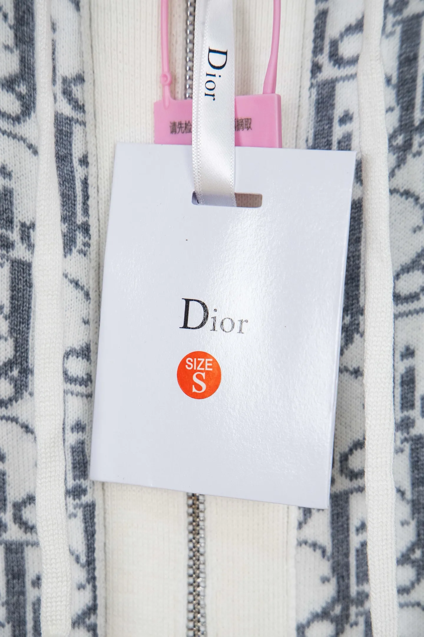 🅿️650 Style No.: M249 replica version Dior 𝘾𝙝𝙧𝙞𝙨𝙩𝙞𝙖𝙣 𝘿𝙞𝙤𝙧 CD 24SS old flower all-over printed double-sided jacquard zipper cardigan jacket sweater lightism essential luxury item for men and women for daily commuting Purchase authentic pattern Correct version Welcome to compare Detailed features · Use 50% wool content yarn, 35% cashmere 15% synthetic fiber · Adopt double-sided jacquard craftsmanship imported from Germany · Collar, cuffs and hem thread design Windproof and comfortable · Spacing between strips and letter logos The woven sheet effect is completely restored · Original main mark washed tag moisture-proof paper packaging Color: White Gray Size: S M L