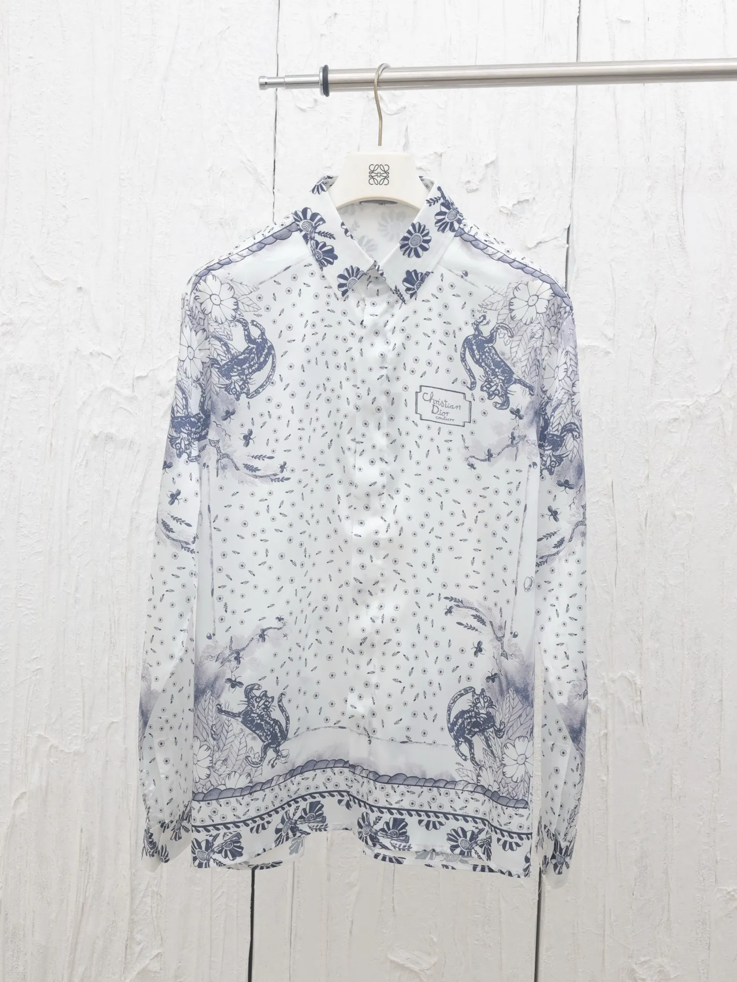🅿️436 Dio*/Dior 25ss new animal and plant all-over mulberry silk twill flower shirt comes from the DIO AND HYLTON NEL joint series, showing an interpretation of the artist's work. Crafted from white mulberry silk twill in a classic cut, it features a hidden button fastening. The style is fashionable and can be paired with other pieces from the limited series.  Size: 39-S/40-M/41-L/42-XL