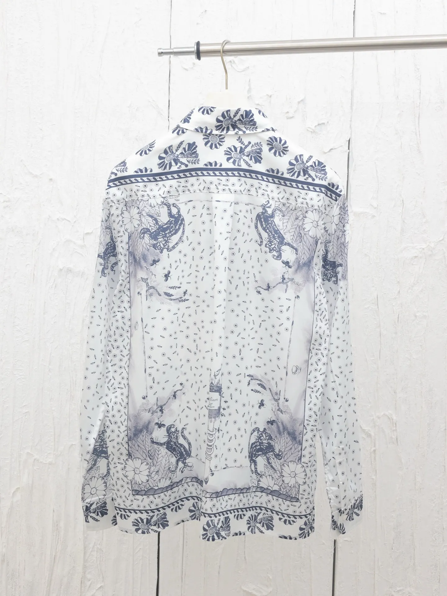 🅿️436 Dio*/Dior 25ss new animal and plant all-over mulberry silk twill flower shirt comes from the DIO AND HYLTON NEL joint series, showing an interpretation of the artist's work. Crafted from white mulberry silk twill in a classic cut, it features a hidden button fastening. The style is fashionable and can be paired with other pieces from the limited series.  Size: 39-S/40-M/41-L/42-XL